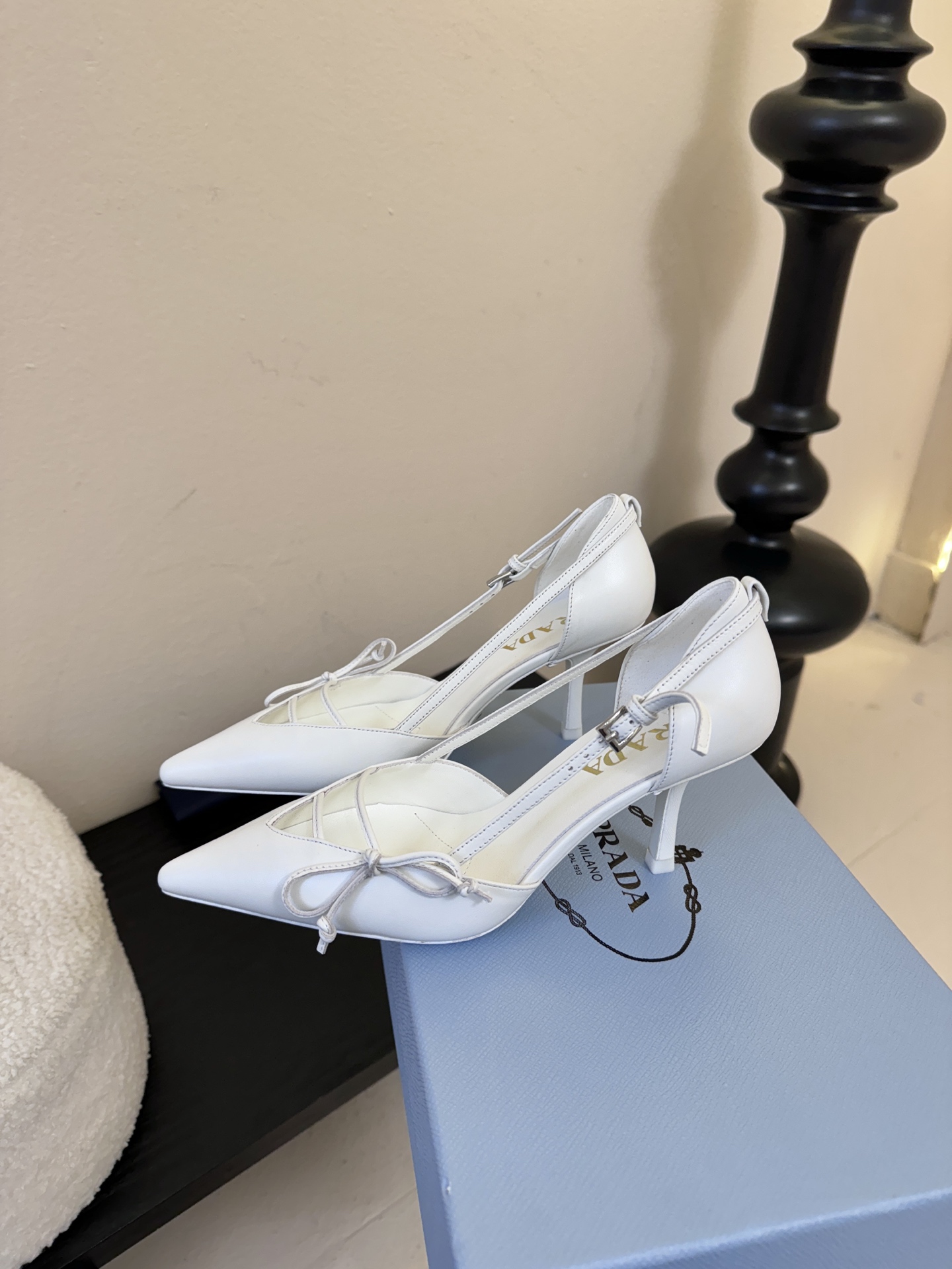 Prad* 26ss经典款三角标尖头小高跟单鞋采用锐利尖头+几何三角标的组合，鞋头处的三角拼接是品牌辨识