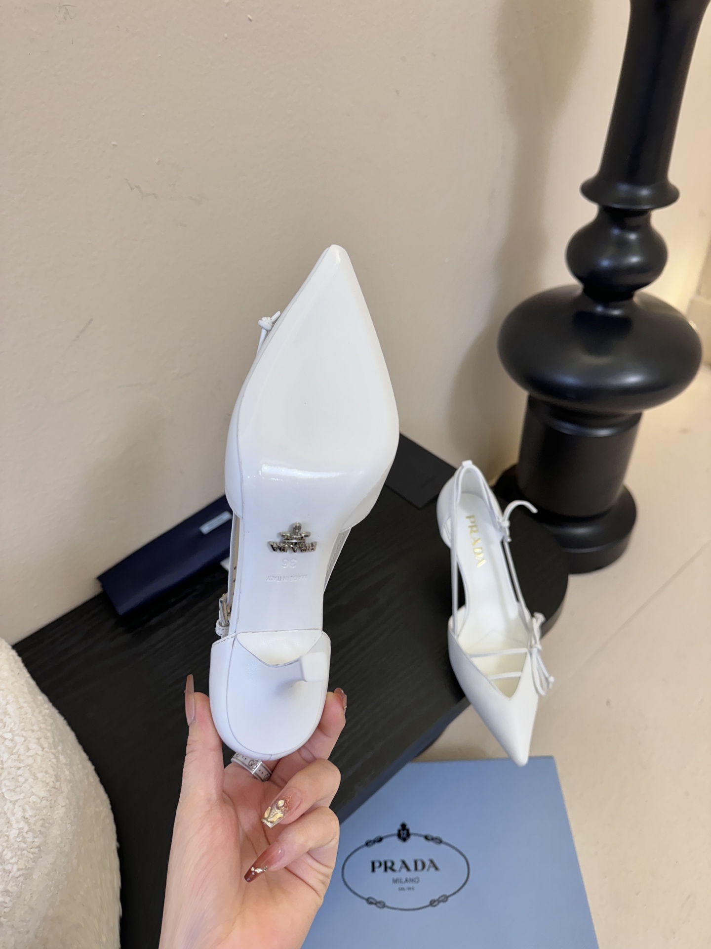 Prad* 26ss经典款三角标尖头小高跟单鞋采用锐利尖头+几何三角标的组合，鞋头处的三角拼接是品牌辨识
