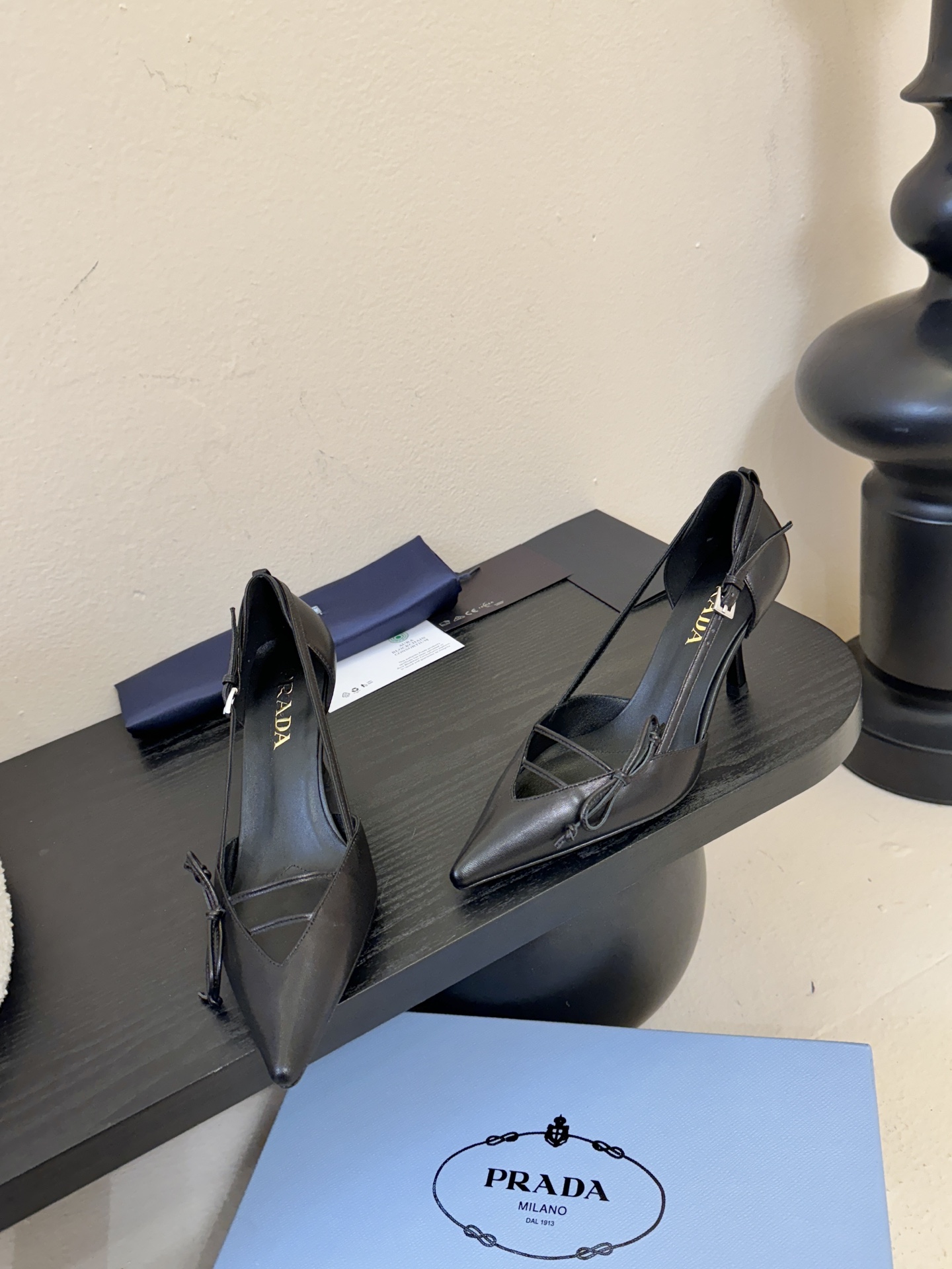 Prad* 26ss经典款三角标尖头小高跟单鞋采用锐利尖头+几何三角标的组合，鞋头处的三角拼接是品牌辨识