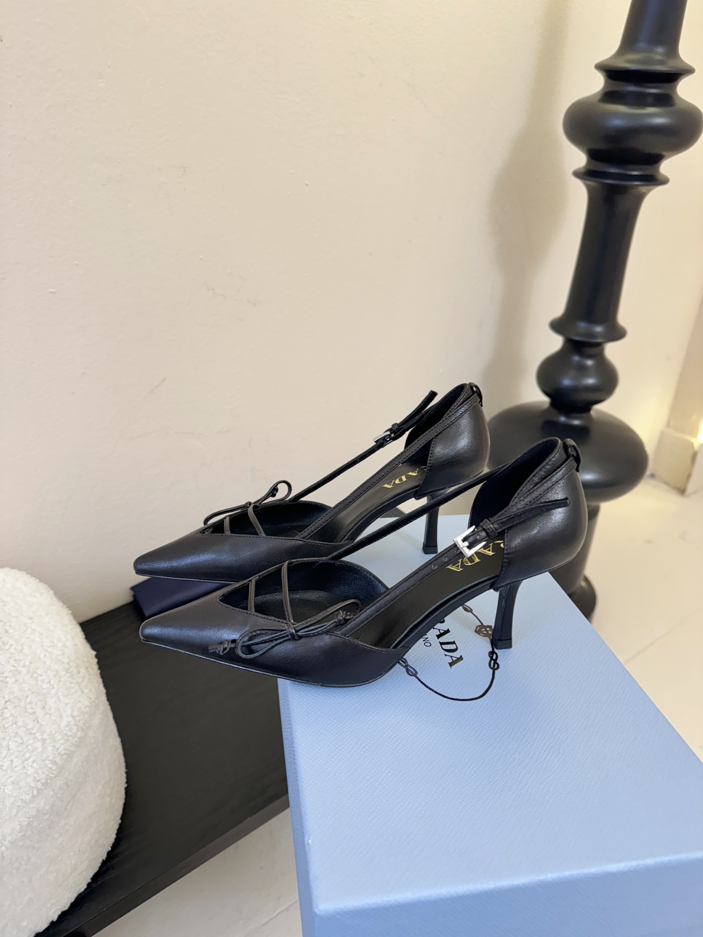 Prad* 26ss经典款三角标尖头小高跟单鞋采用锐利尖头+几何三角标的组合，鞋头处的三角拼接是品牌辨识