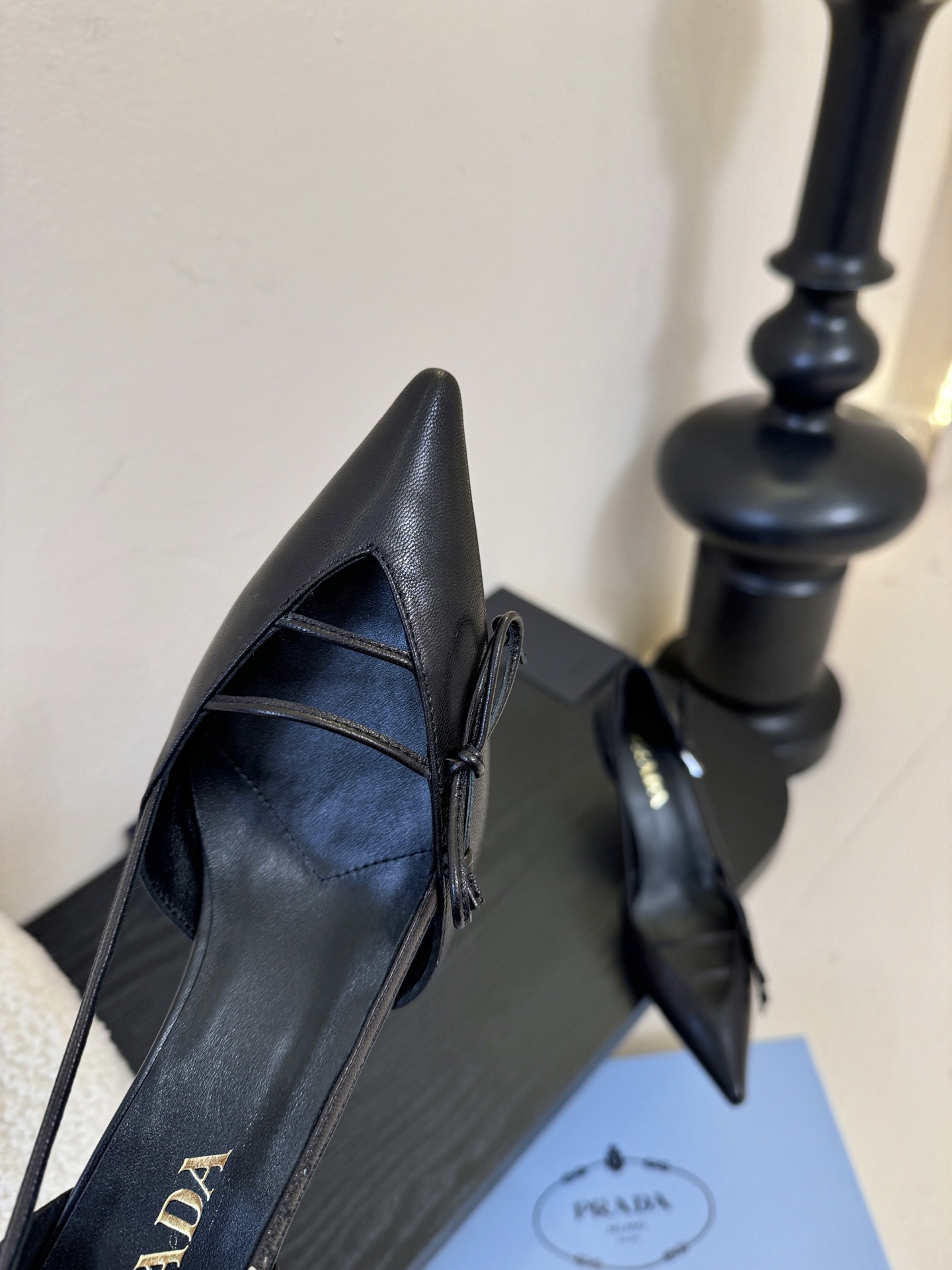 Prad* 26ss经典款三角标尖头小高跟单鞋采用锐利尖头+几何三角标的组合，鞋头处的三角拼接是品牌辨识