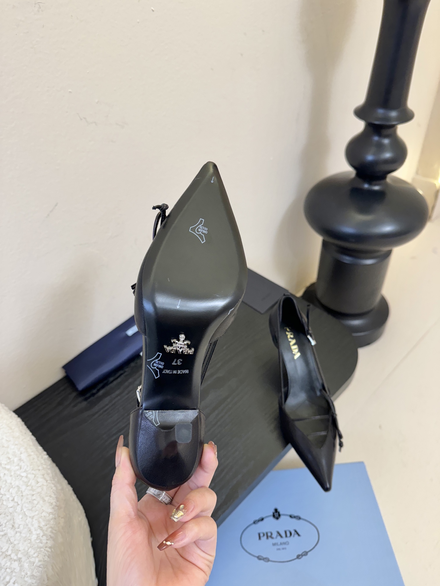 Prad* 26ss经典款三角标尖头小高跟单鞋采用锐利尖头+几何三角标的组合，鞋头处的三角拼接是品牌辨识