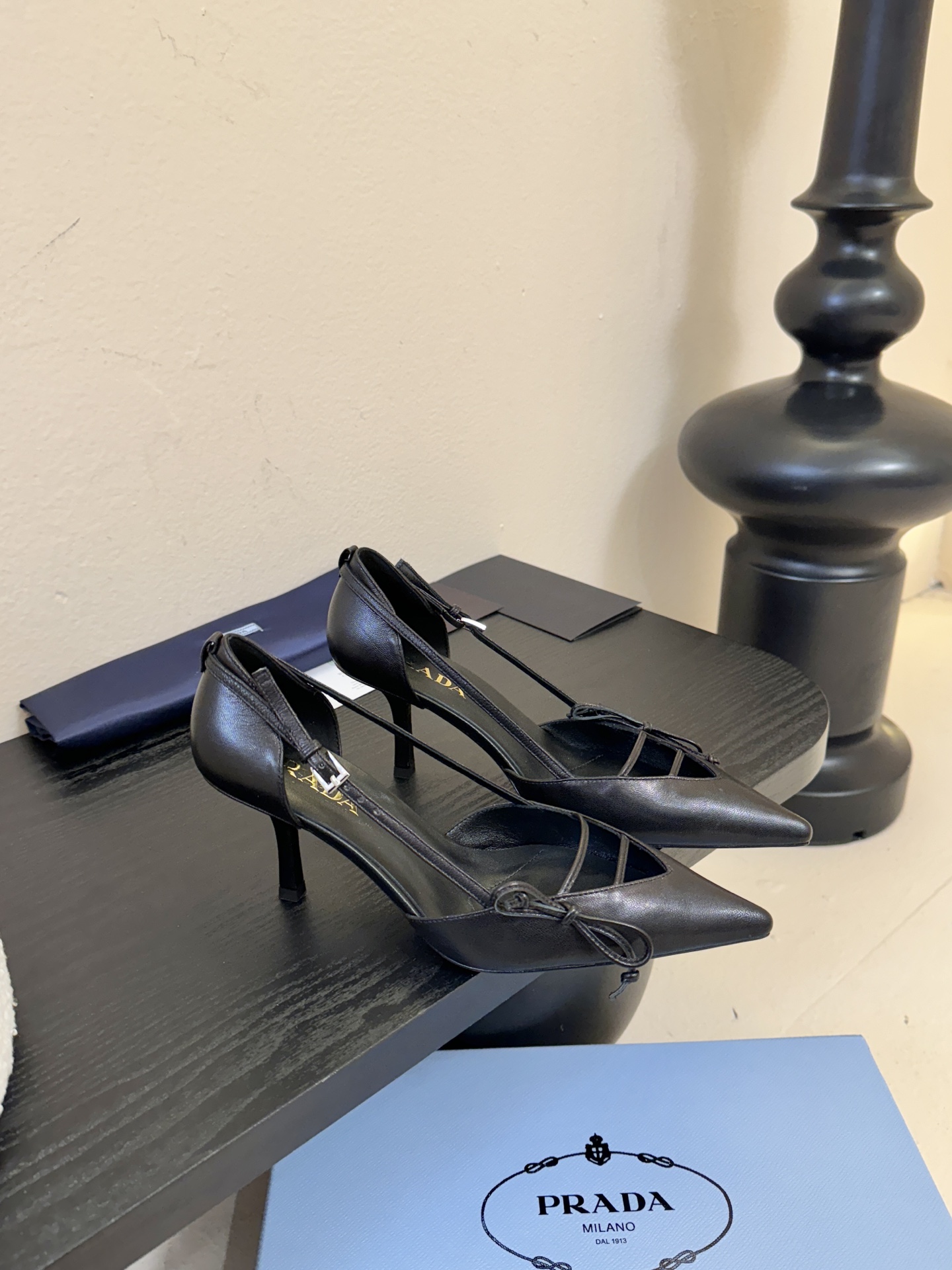 Prad* 26ss经典款三角标尖头小高跟单鞋采用锐利尖头+几何三角标的组合，鞋头处的三角拼接是品牌辨识