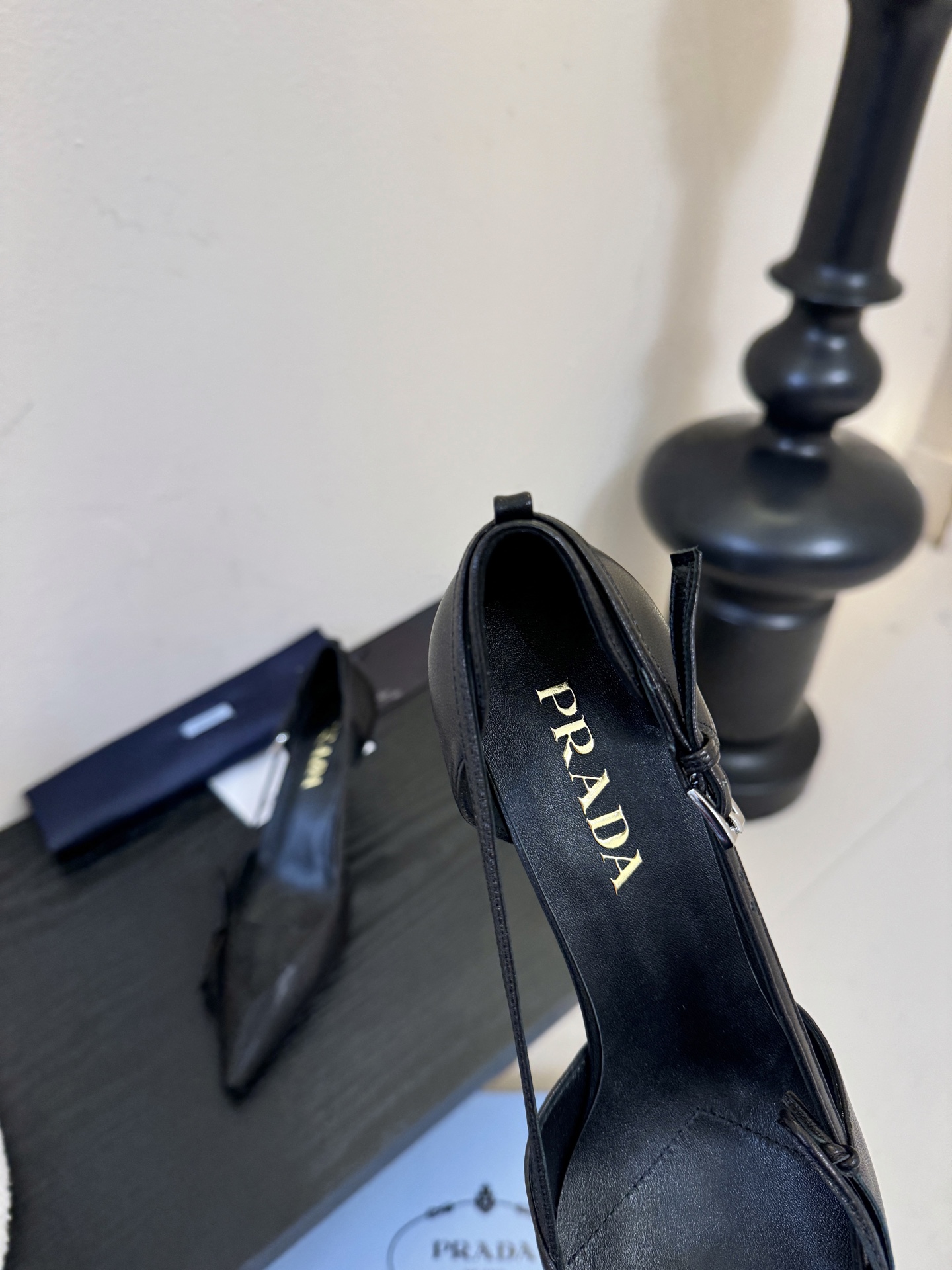 Prad* 26ss经典款三角标尖头小高跟单鞋采用锐利尖头+几何三角标的组合，鞋头处的三角拼接是品牌辨识