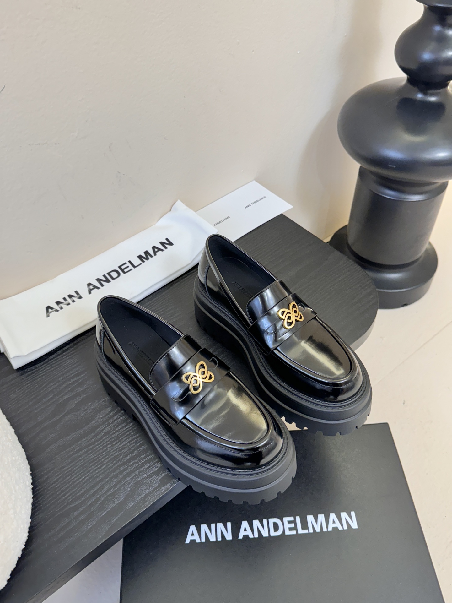 NO:692738,ANN AND*'s new thick-soled loafers, it's hard not to love them. The new ones have exquisite buckles. I really like them. Sisters, they are right. They really show off the slender legs and are very versatile. The thick soles are really amazing. Size 35-40 (40 customizations are non-returnable. Upper cowhide leather outsole original molded outsole, loafers, loafers, cowhide19860909ANN AND*新款厚底乐福鞋 很难不爱 新品带有精致扣啦 真的好喜欢啊啊啊啊啊啊 姐妹们冲就对了 真的很显腿细 也很百搭 厚底真的是绝了 码数35-40（40定制不退换 鞋面牛皮 大底原版开模大底,乐福鞋,loafers,cowhide,Women's Shoes