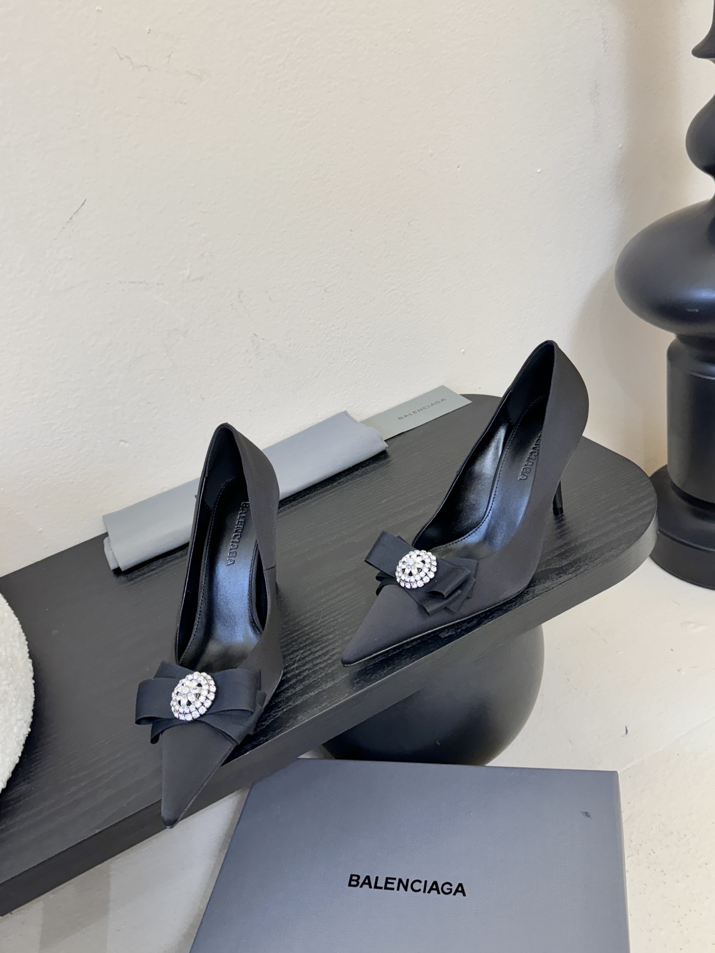 | ²⁰²6𝐬𝐬 🤍🤎 升级版巴黎世家 BALENCA*A 新款真丝钻扣单鞋上新🆕！这款鞋型是淑女尖头单