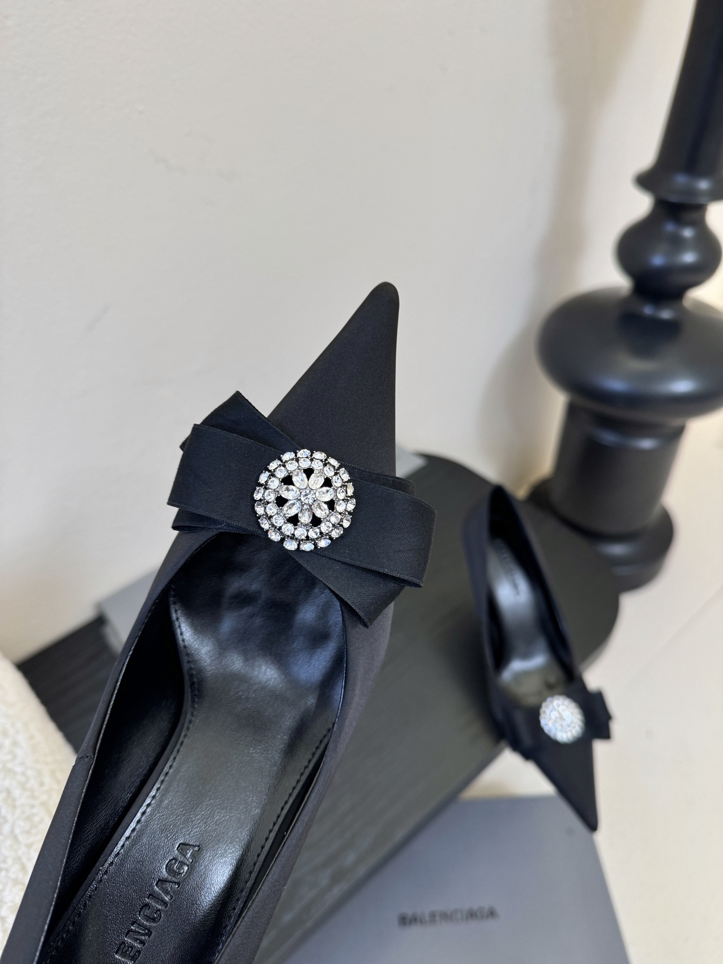 | ²⁰²6𝐬𝐬 🤍🤎 升级版巴黎世家 BALENCA*A 新款真丝钻扣单鞋上新🆕！这款鞋型是淑女尖头单