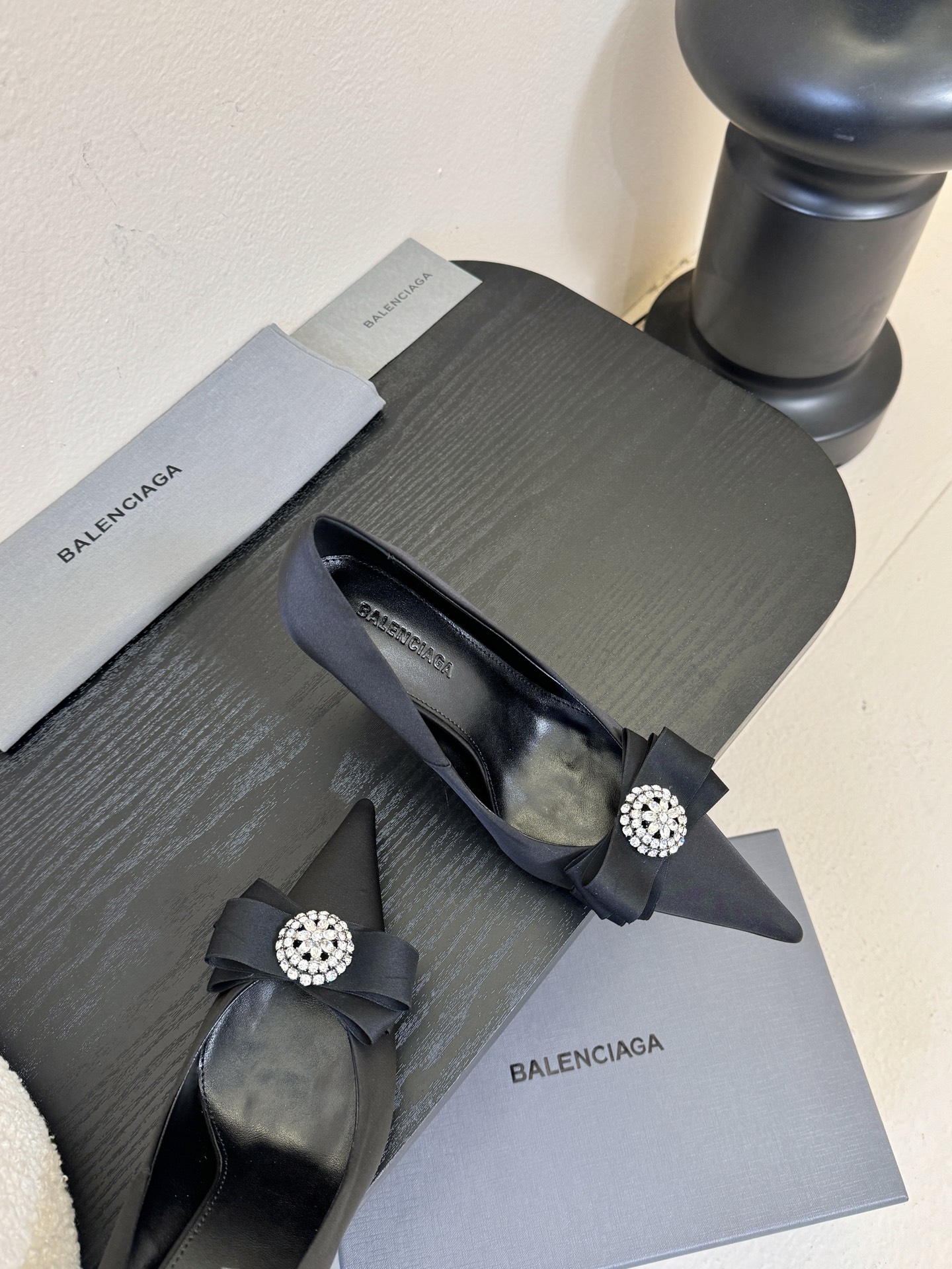 | ²⁰²6𝐬𝐬 🤍🤎 升级版巴黎世家 BALENCA*A 新款真丝钻扣单鞋上新🆕！这款鞋型是淑女尖头单