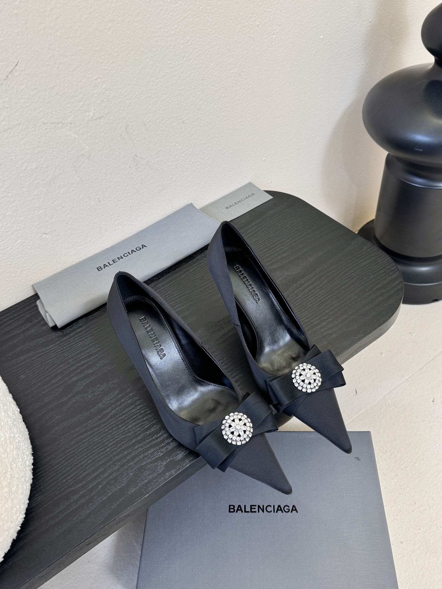 NO:692733,| 6 Upgraded version of Balenciaga BALENCA*A new silk diamond buckle shoes are available!  This shoe style is a lady's point-toe single shoe that is both beautiful and versatile. It is a hot item on INS. The original model is purchased, and the custom silk private film is customized with diamond buckles. All materials are consistent with the original craftsmanship. Full texture. Italian genuine leather outsole. Size women's 35-4040. Customized, high heels and sandals, balenciaga, balenciaga, sandals, high heels, real silk, Leather soles19860909| 6 升级版 巴黎世家 BALENCA*A 新款真丝钻扣单鞋上新！这款鞋型是淑女尖头单鞋上脚美爆又百搭 INS爆款 原版购入开模,定制真丝私膜定制钻扣,所有的材质与工艺原版一致 质感满满 意大利真皮大底 size女35-4040 定制,高跟鞋凉鞋,balenciaga,balenciaga,sandals,high heels,real silk,Leather soles,Women's Shoes