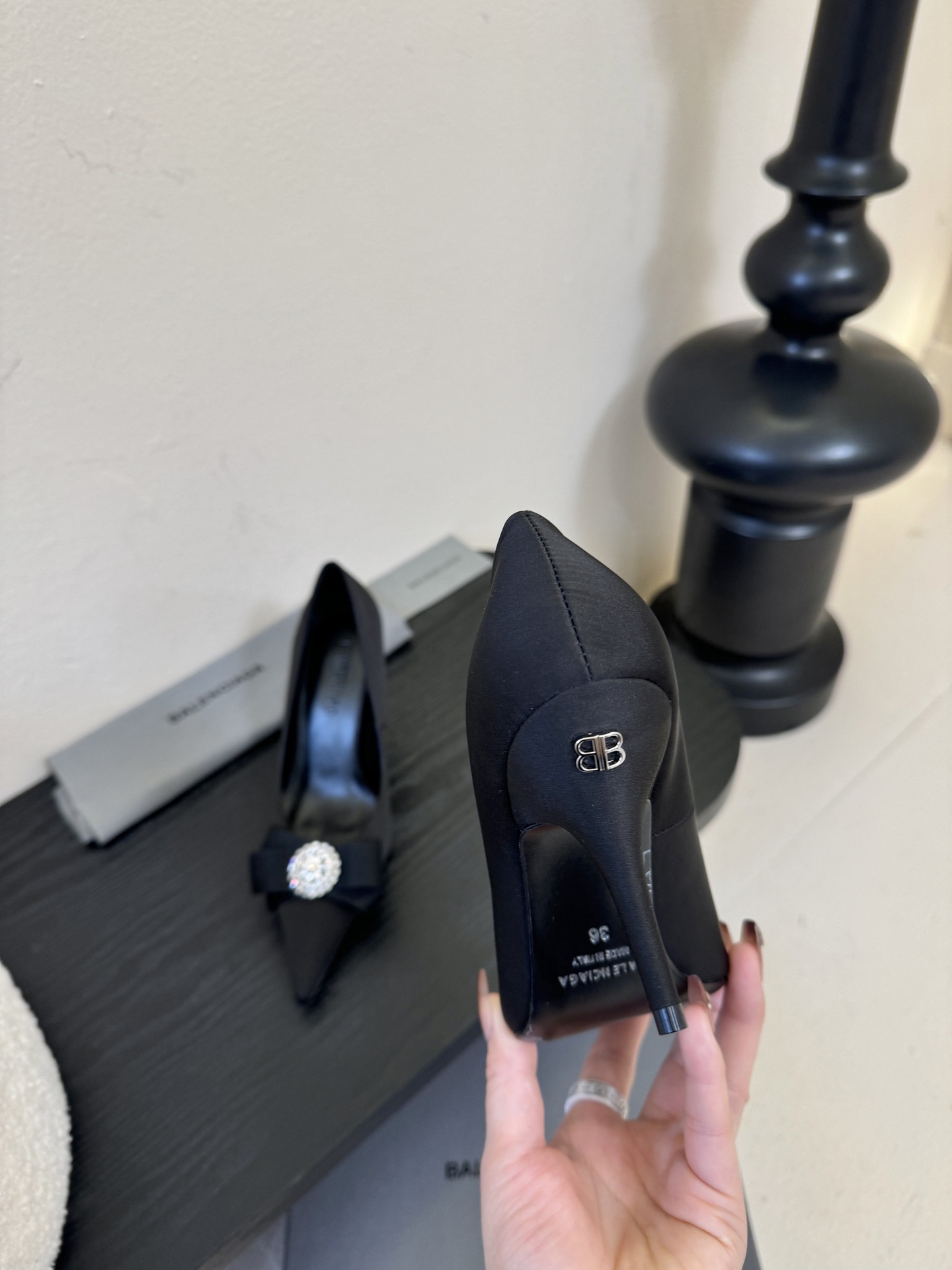 | ²⁰²6𝐬𝐬 🤍🤎 升级版巴黎世家 BALENCA*A 新款真丝钻扣单鞋上新🆕！这款鞋型是淑女尖头单