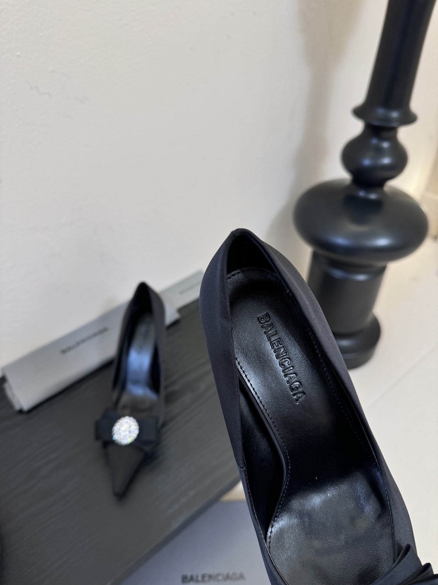 | ²⁰²6𝐬𝐬 🤍🤎 升级版巴黎世家 BALENCA*A 新款真丝钻扣单鞋上新🆕！这款鞋型是淑女尖头单
