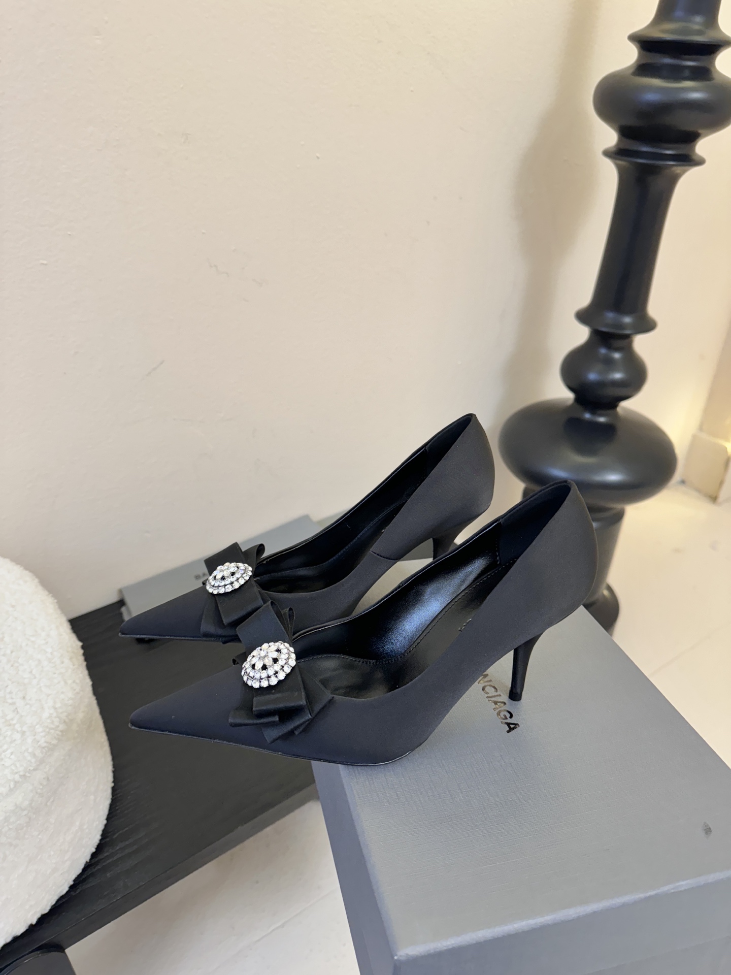 | ²⁰²6𝐬𝐬 🤍🤎 升级版巴黎世家 BALENCA*A 新款真丝钻扣单鞋上新🆕！这款鞋型是淑女尖头单