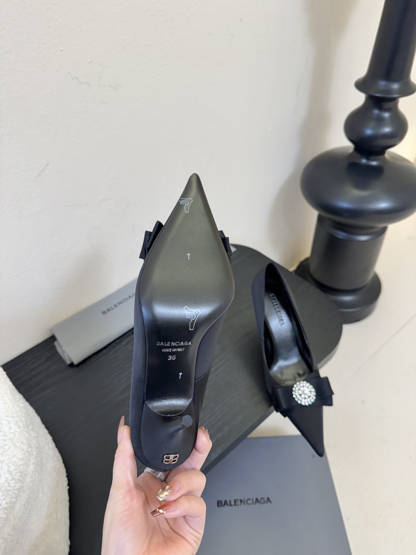 | ²⁰²6𝐬𝐬 🤍🤎 升级版巴黎世家 BALENCA*A 新款真丝钻扣单鞋上新🆕！这款鞋型是淑女尖头单