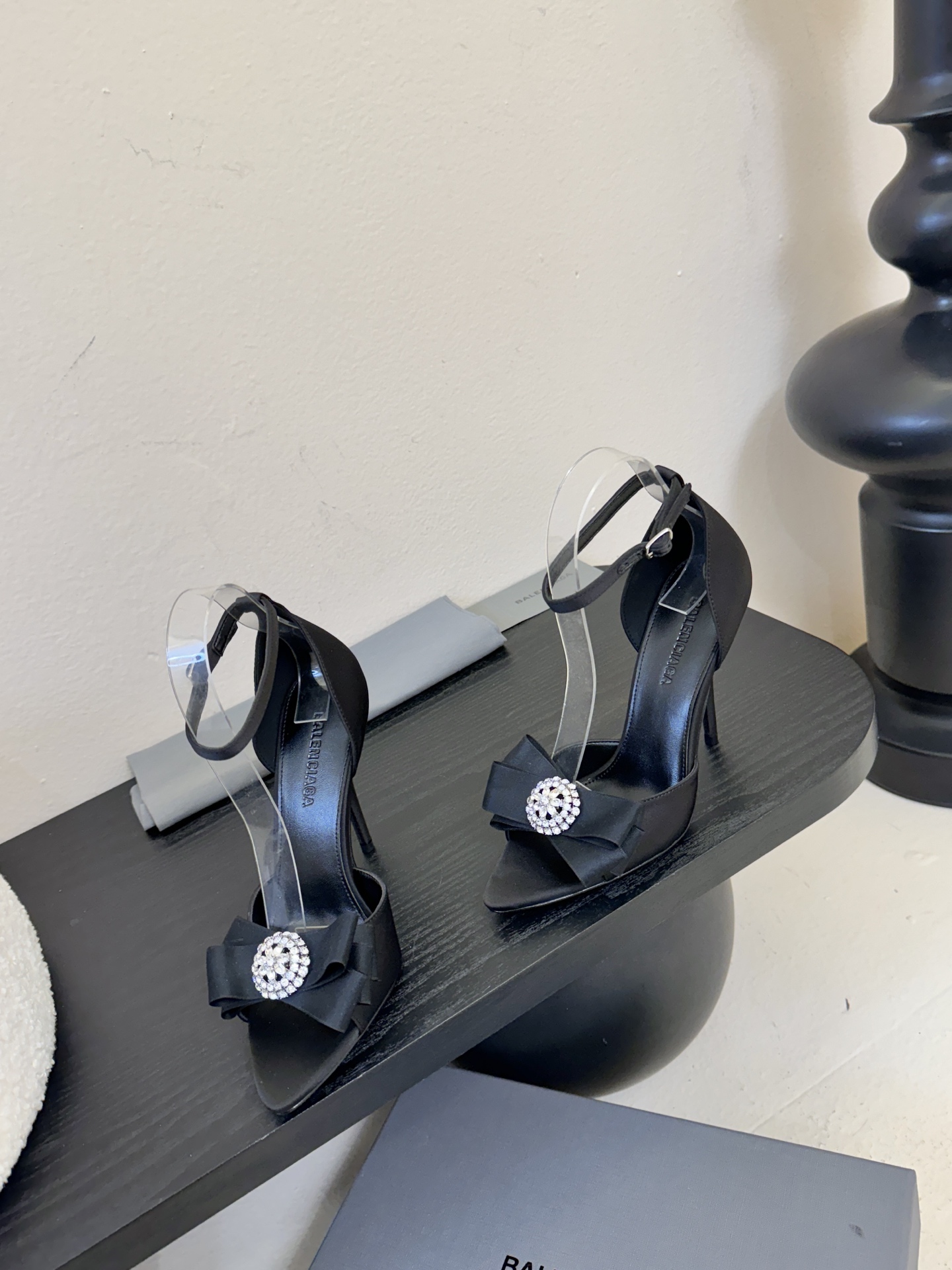 | ²⁰²6𝐬𝐬 🤍🤎 升级版巴黎世家 BALENCA*A 新款真丝钻扣凉鞋上新🆕！这款鞋型是淑女尖头单