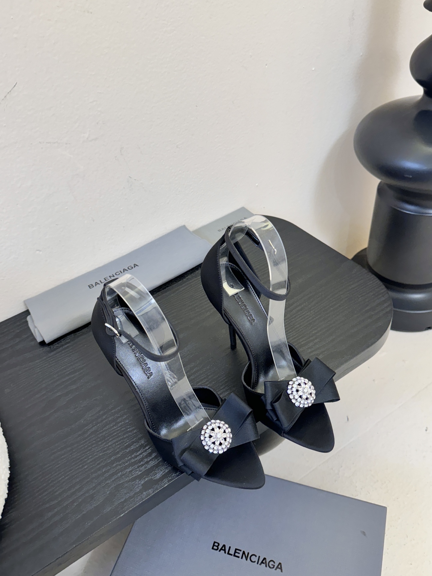 NO:692734,| 6 Upgraded version of Balenciaga BALENCA*A new silk diamond buckle sandals are now available!  This shoe style is a lady's point-toe single shoe that is both beautiful and versatile. It is a hot item on INS. The original model is purchased, and the custom silk private film is customized with diamond buckles. All materials are consistent with the original craftsmanship. Full texture. Italian genuine leather outsole. Size women's 35-4040. Customized, high heels and sandals, balenciaga, balenciaga, sandals, high heels, real silk, Leather soles19860909| 6 升级版 巴黎世家 BALENCA*A 新款真丝钻扣凉鞋上新！这款鞋型是淑女尖头单鞋上脚美爆又百搭 INS爆款 原版购入开模,定制真丝私膜定制钻扣,所有的材质与工艺原版一致 质感满满 意大利真皮大底 size女35-4040 定制,高跟鞋凉鞋,balenciaga,balenciaga,sandals,high heels,real silk,Leather soles,Women's Shoes