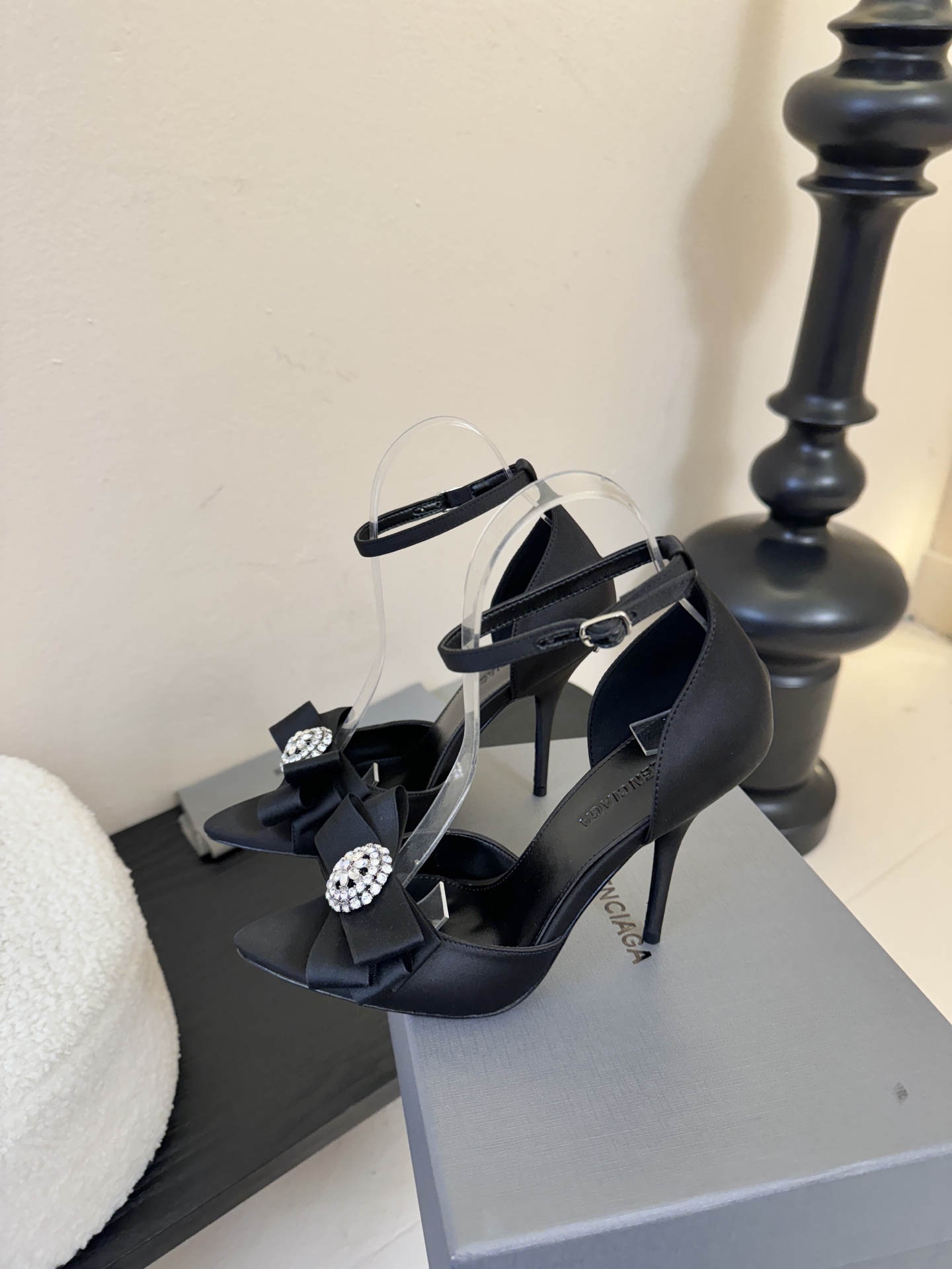 | ²⁰²6𝐬𝐬 🤍🤎 升级版巴黎世家 BALENCA*A 新款真丝钻扣凉鞋上新🆕！这款鞋型是淑女尖头单