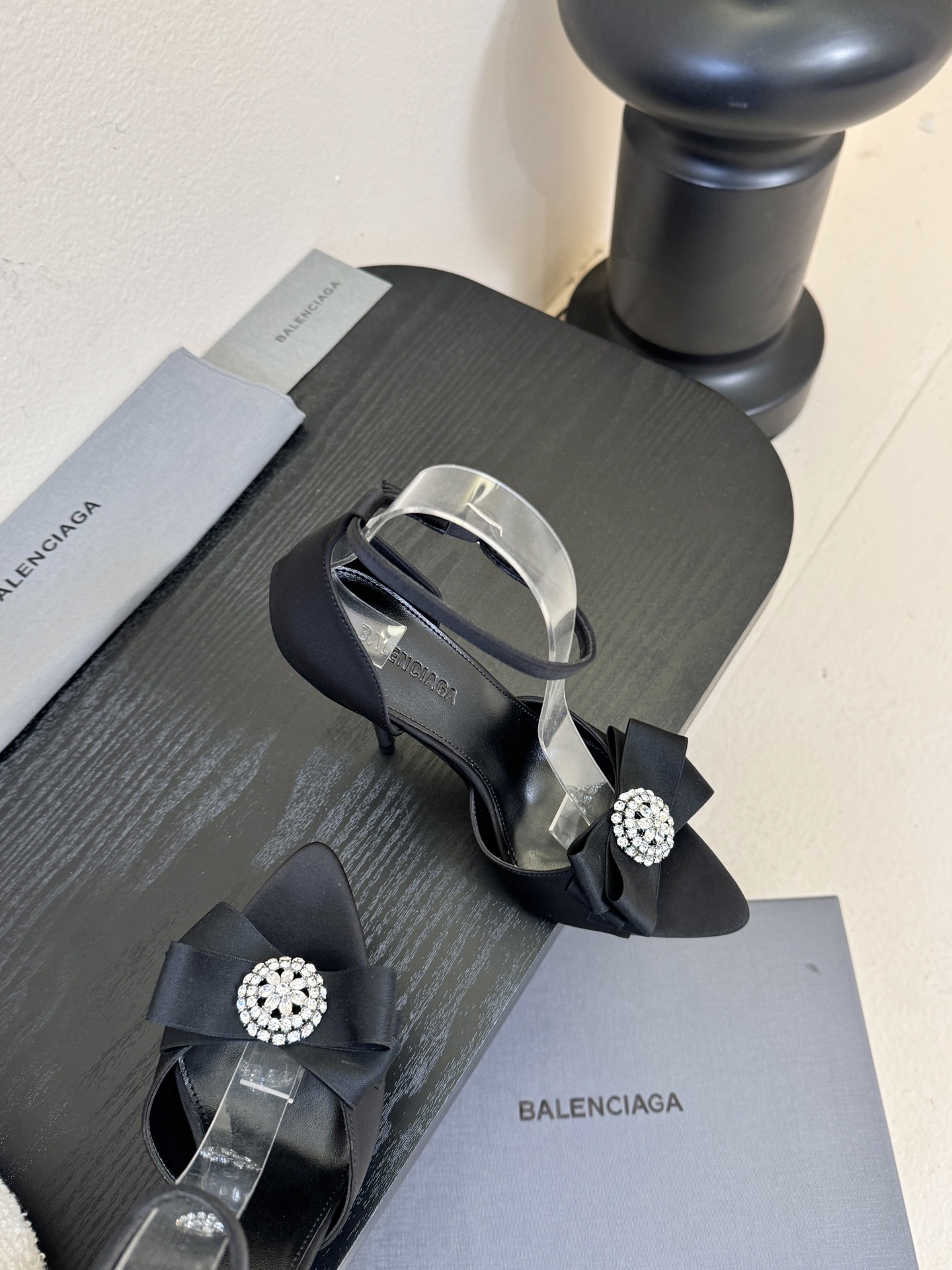 | ²⁰²6𝐬𝐬 🤍🤎 升级版巴黎世家 BALENCA*A 新款真丝钻扣凉鞋上新🆕！这款鞋型是淑女尖头单