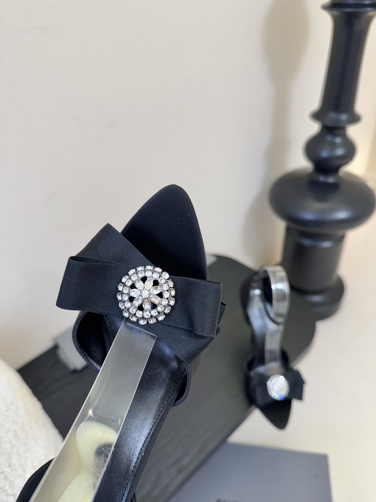 | ²⁰²6𝐬𝐬 🤍🤎 升级版巴黎世家 BALENCA*A 新款真丝钻扣凉鞋上新🆕！这款鞋型是淑女尖头单