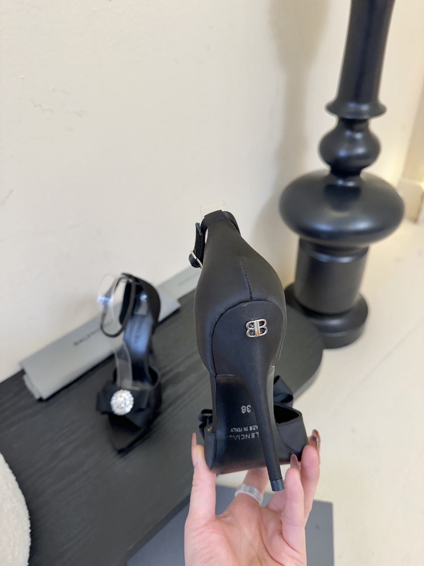 | ²⁰²6𝐬𝐬 🤍🤎 升级版巴黎世家 BALENCA*A 新款真丝钻扣凉鞋上新🆕！这款鞋型是淑女尖头单