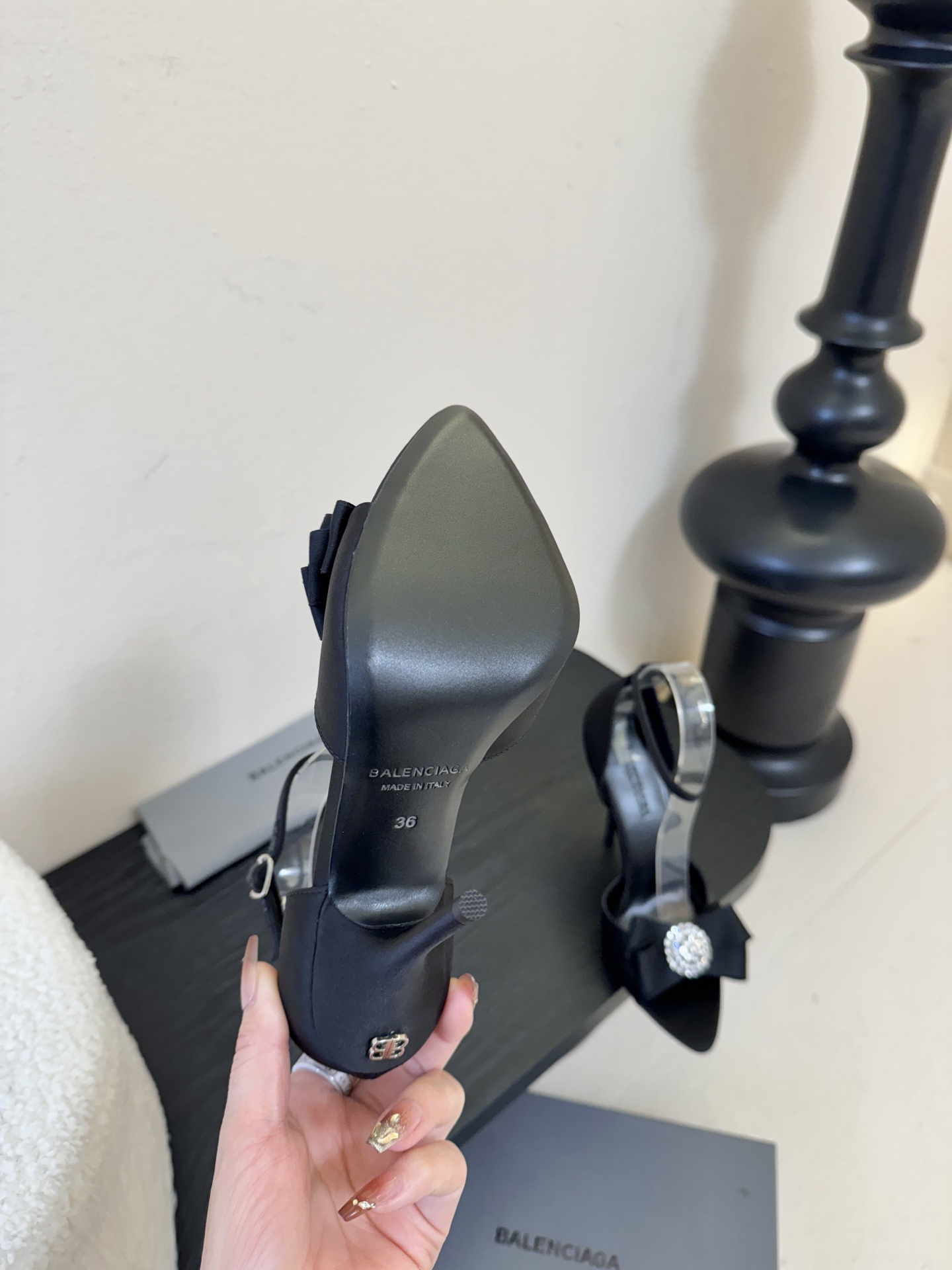 | ²⁰²6𝐬𝐬 🤍🤎 升级版巴黎世家 BALENCA*A 新款真丝钻扣凉鞋上新🆕！这款鞋型是淑女尖头单