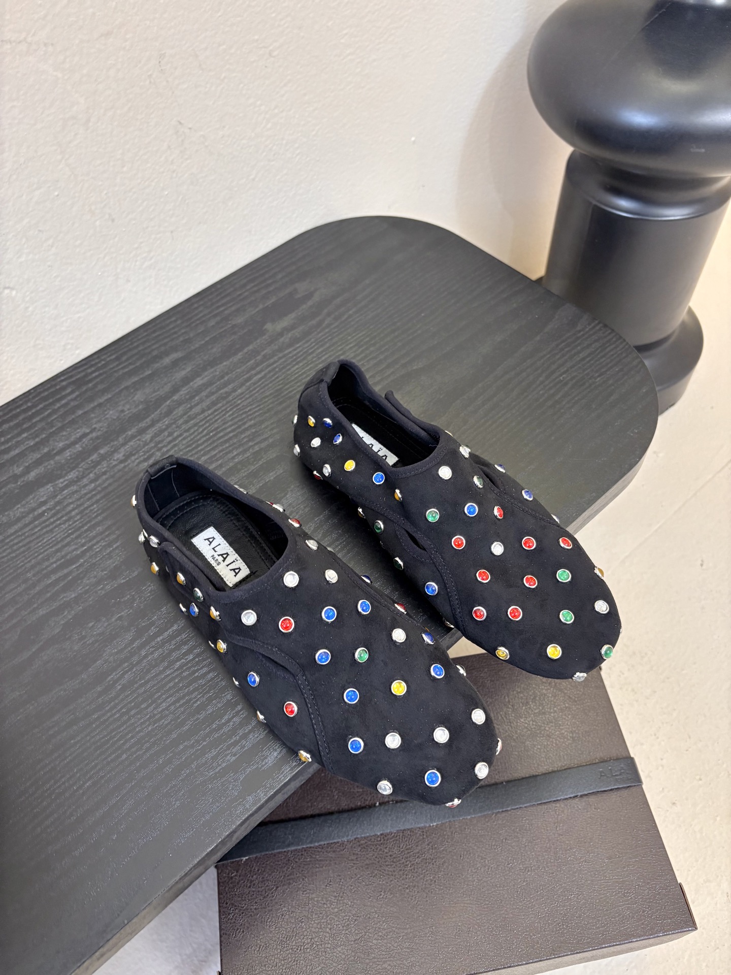 NO:694117,Glossy surface with diamonds ALAiAI 26c new arrival~ If your impression of balletcore ballet style is still limited to soft tones and strap elements, ALAIA is here to show you the advanced version of ballet aesthetics!  Combining ballet shoes with metal elements, you get the new WS25 Vienne metal hole ballet shoes. Who said that balletcore only has a sweet style? This kind of sweet and cool is the king!  Made of lambskin inside and outside, soft rubber sole, full foot feel, size 35-41, loafers, alaia, loafers, sheepskin19860909光面 带钻 ALAiAI 26c new arrival～ 大家对balletcore 芭蕾风的印象是不是还停留在柔和色调和绑带的元素,ALAIA来向你展示芭蕾美学的进阶版！将芭蕾舞鞋和金属元素进行结合就得到了WS25新款 Vienne 金属洞眼芭蕾舞鞋 谁说balletcore 只有甜甜的风格,这种又甜又酷才是王炸好吗！ 里外小羊皮材质,软胶底,脚感满分 size 35-41,乐福鞋,alaia,loafers,sheepskin,Women's Shoes