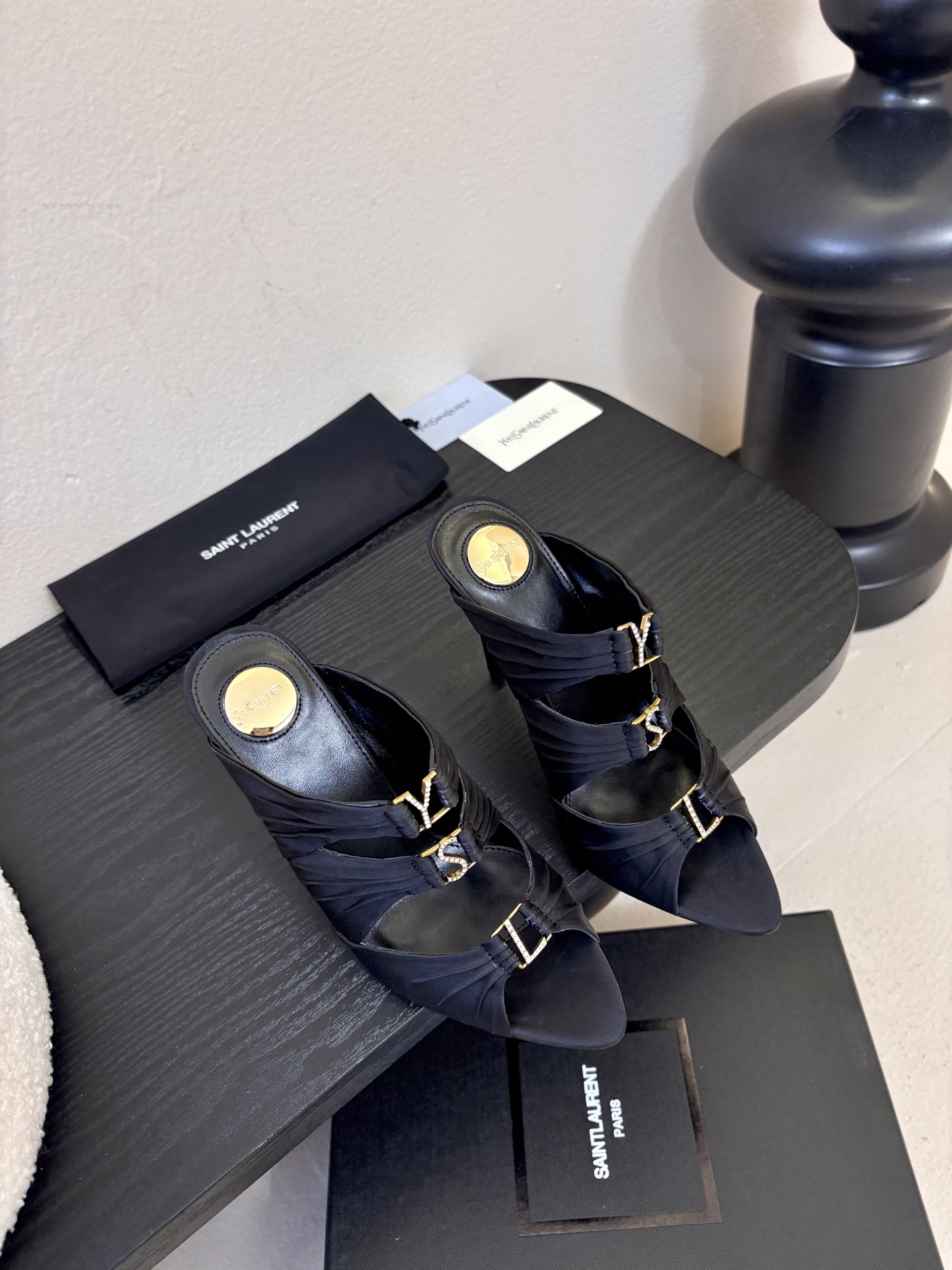 NO:694114,Saint Lauren* ss new YSL Logo high-heeled shoes and drag Ysl catwalk style high-heeled shoes. Match them with various small skirts. You don’t have to choose the shape of your feet at all. Ysl Logo heels are particularly beautiful!  Under the illumination of the light, the illusion of color appears. It is so beautiful that the whiteness of the upper toes makes people look head-high!  Unleash the infinite elegance and charm and explore more high-heeled shoes!  Fabric silk, lining sheepskin, outsole leather outsole, size 35-40 (40 customized), high heels and slippers, saint laurent, saint laurent, saint laurent, high heels, slippers, skirts, sheepskin, real silk, Leather soles19860909圣罗兰Saint Lauren* ss新YSL Logo高跟鞋拖 Ysl走秀款高跟鞋 各种小裙子搭配起来 完全不挑脚型哦 Ysl Logo跟特别好看！在光线的照耀下呈现幻彩 真的美的过分 上脚显白的让人上头！释放无限优雅魅力 探索更多臻选高跟鞋！ 面料真丝 内里羊皮 大底真皮大底 码数35-40（40定制）,高跟鞋拖鞋,saint laurent,saint laurent,saint laurent,high heels,slippers,skirts,sheepskin,real silk,Leather soles,Women's Shoes