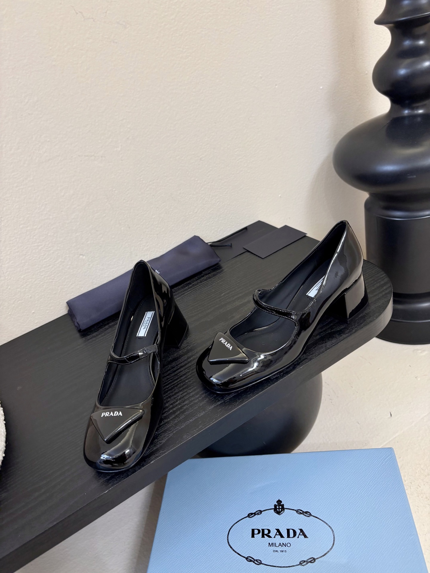PRADA/普拉达 经典款三角标单鞋系列简单的设计大概就是它最让人喜欢的点不是烂大街的那种 很有自己的品