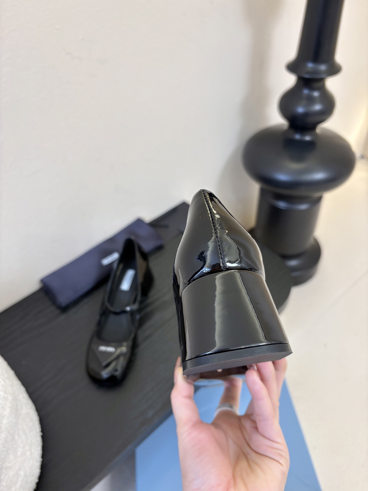 PRADA/普拉达 经典款三角标单鞋系列简单的设计大概就是它最让人喜欢的点不是烂大街的那种 很有自己的品