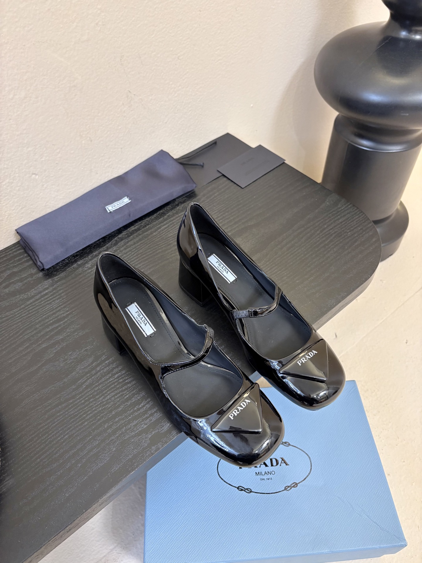 PRADA/普拉达 经典款三角标单鞋系列简单的设计大概就是它最让人喜欢的点不是烂大街的那种 很有自己的品