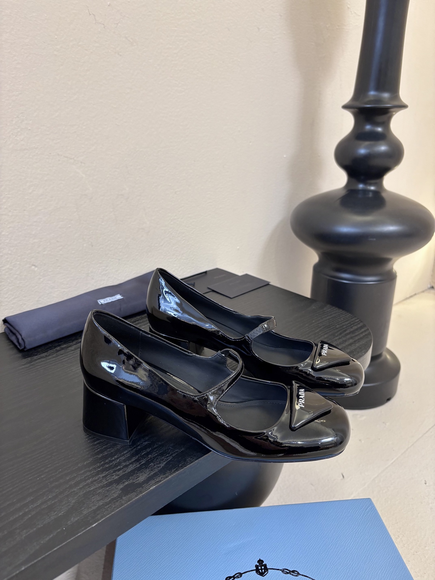 PRADA/普拉达 经典款三角标单鞋系列简单的设计大概就是它最让人喜欢的点不是烂大街的那种 很有自己的品