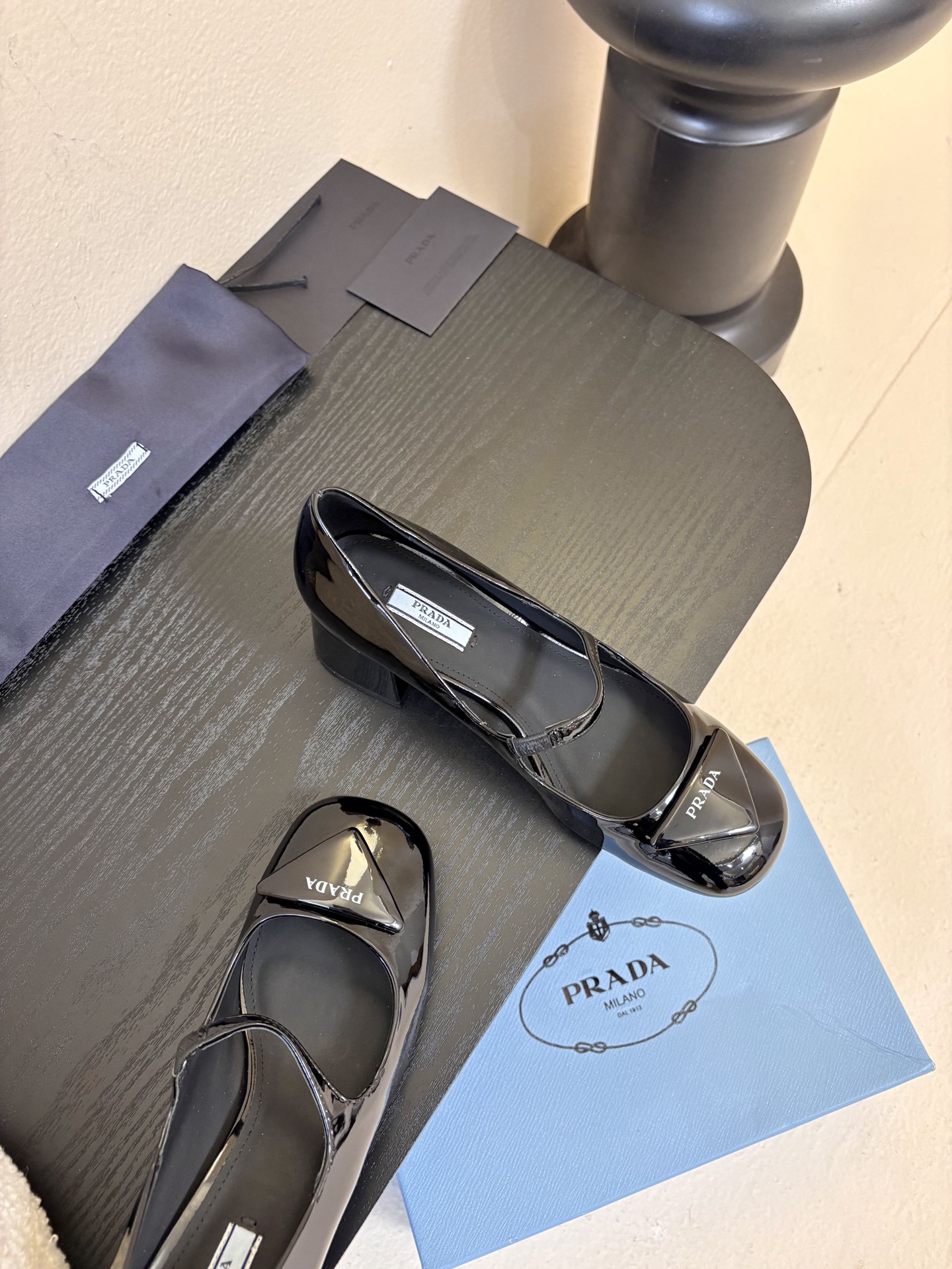 PRADA/普拉达 经典款三角标单鞋系列简单的设计大概就是它最让人喜欢的点不是烂大街的那种 很有自己的品