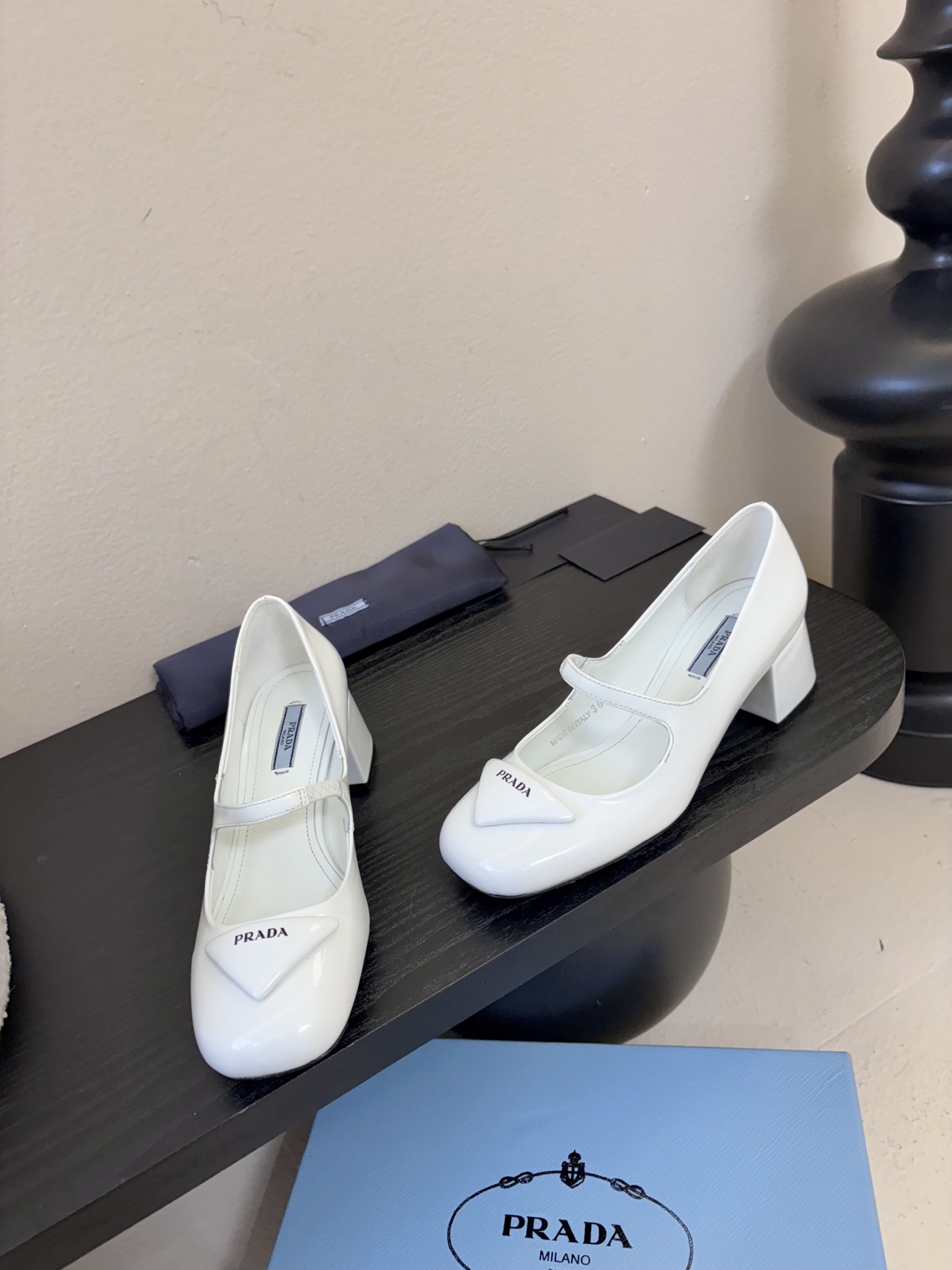 PRADA/普拉达 经典款三角标单鞋系列简单的设计大概就是它最让人喜欢的点不是烂大街的那种 很有自己的品