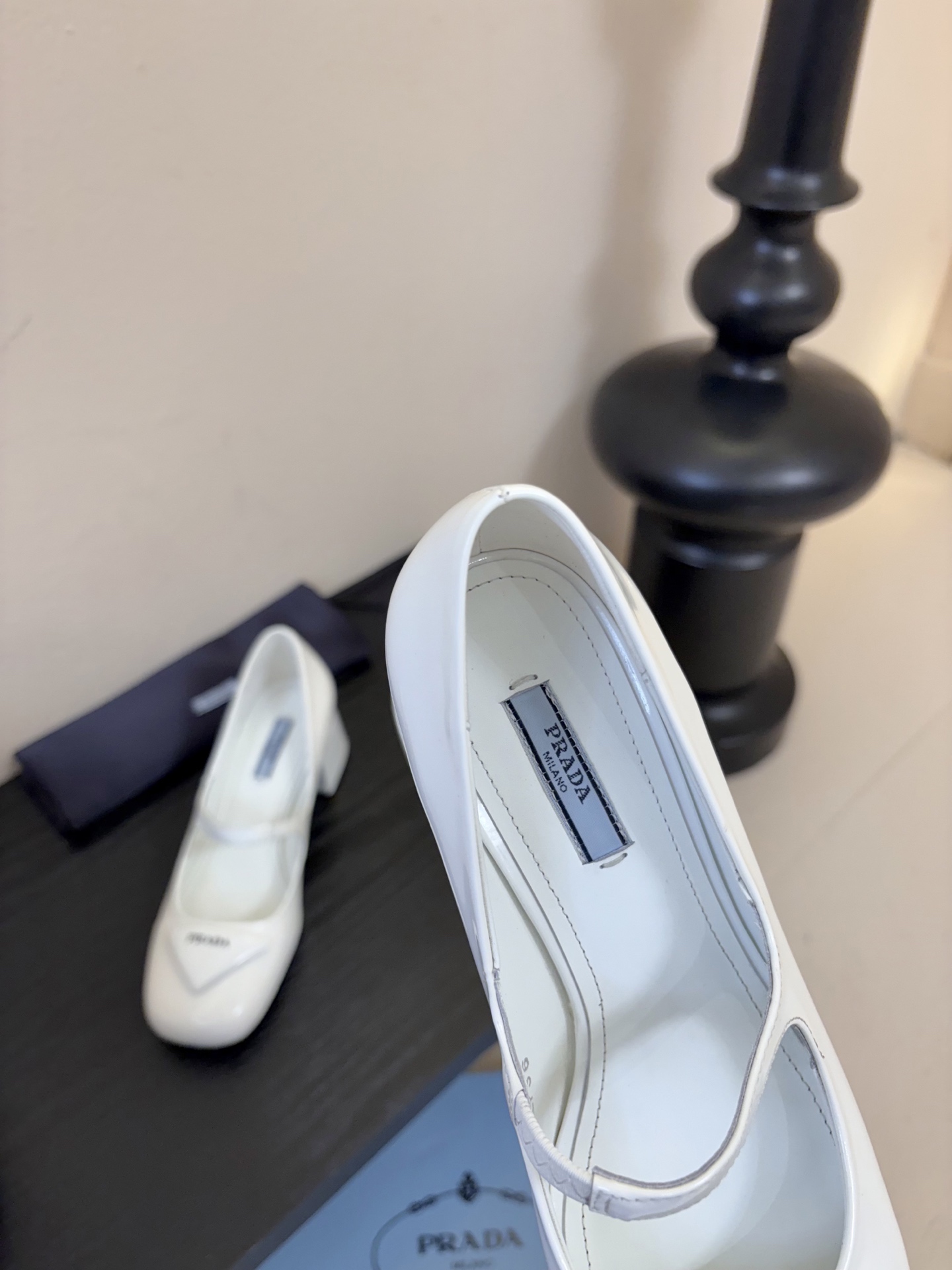 PRADA/普拉达 经典款三角标单鞋系列简单的设计大概就是它最让人喜欢的点不是烂大街的那种 很有自己的品