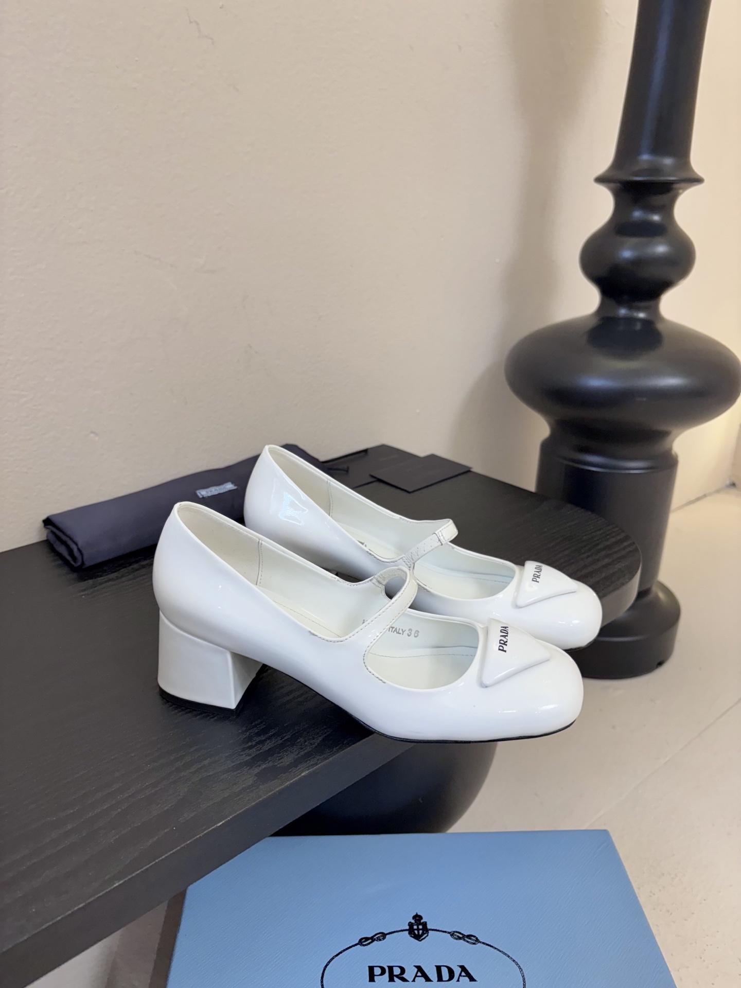 PRADA/普拉达 经典款三角标单鞋系列简单的设计大概就是它最让人喜欢的点不是烂大街的那种 很有自己的品