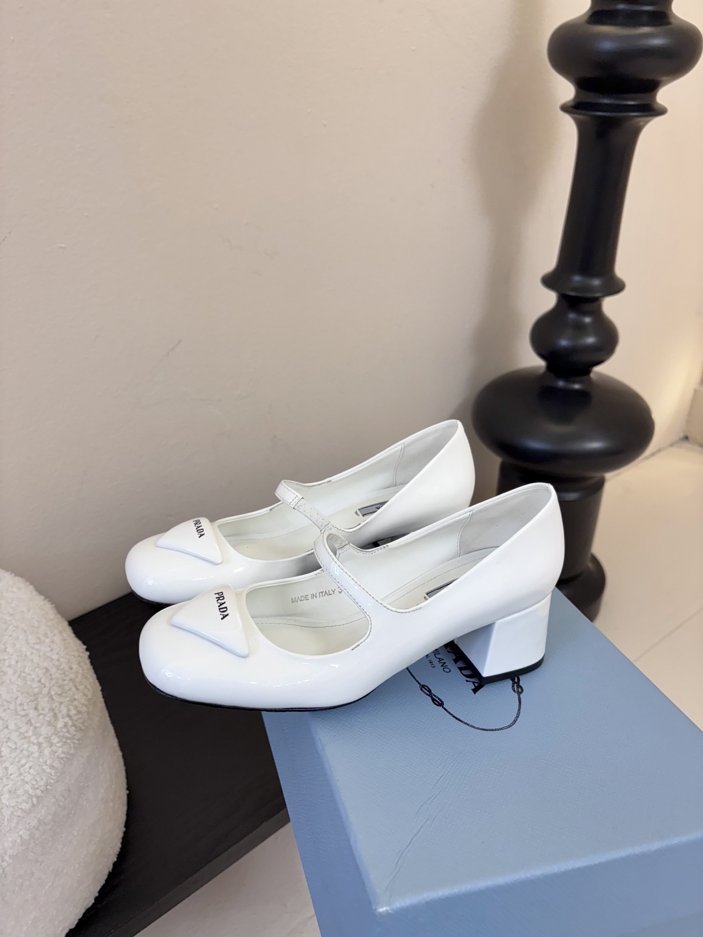 PRADA/普拉达 经典款三角标单鞋系列简单的设计大概就是它最让人喜欢的点不是烂大街的那种 很有自己的品