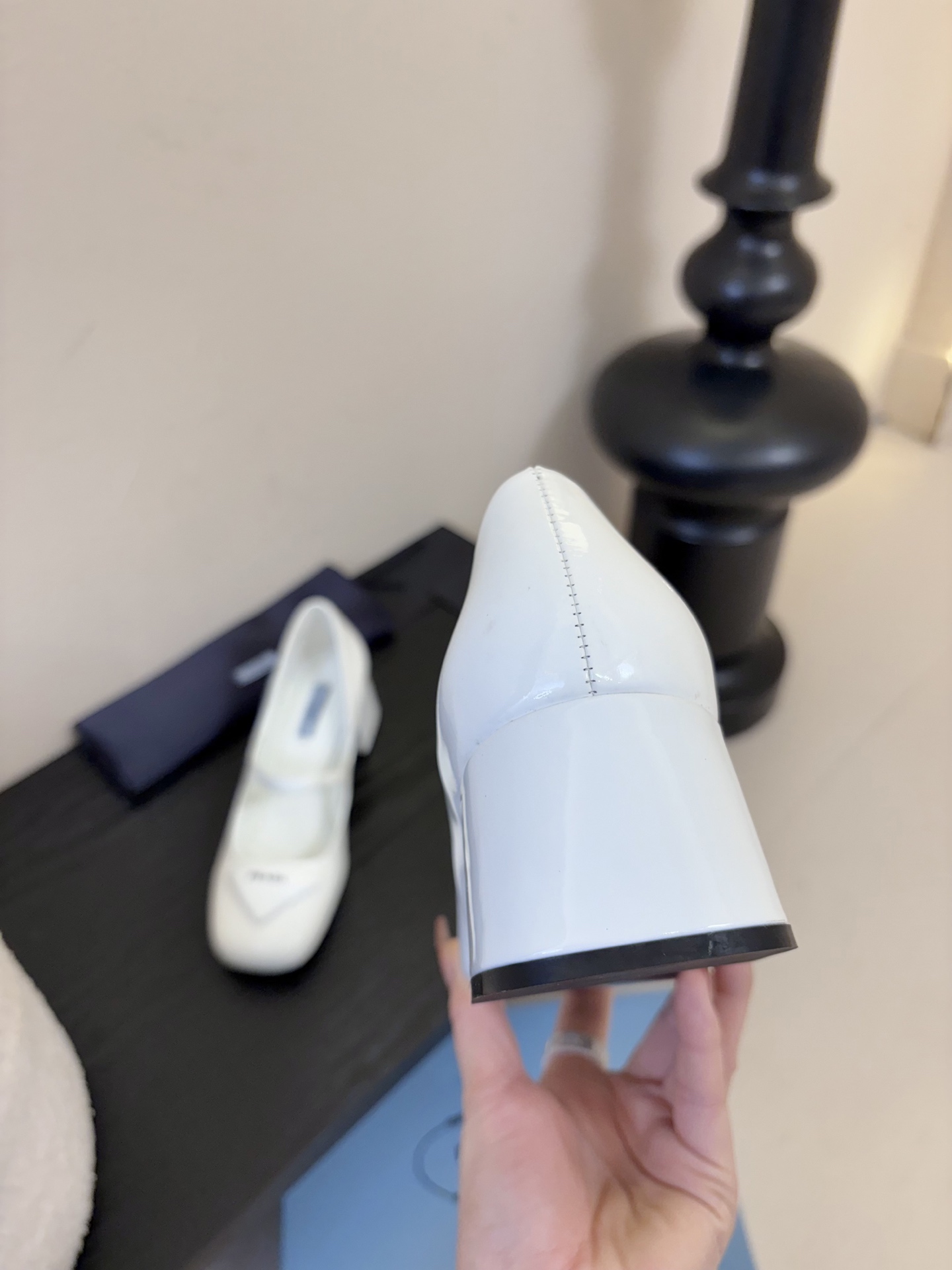 PRADA/普拉达 经典款三角标单鞋系列简单的设计大概就是它最让人喜欢的点不是烂大街的那种 很有自己的品