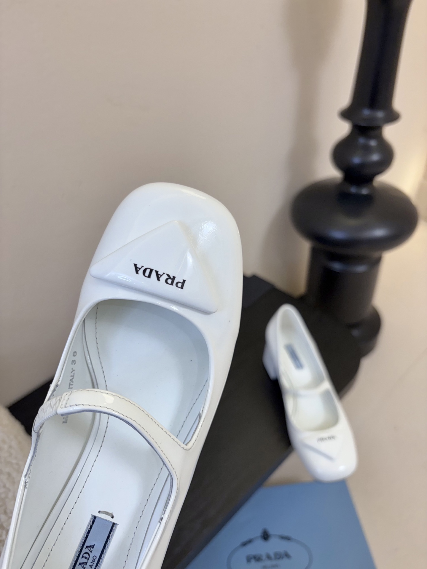 PRADA/普拉达 经典款三角标单鞋系列简单的设计大概就是它最让人喜欢的点不是烂大街的那种 很有自己的品