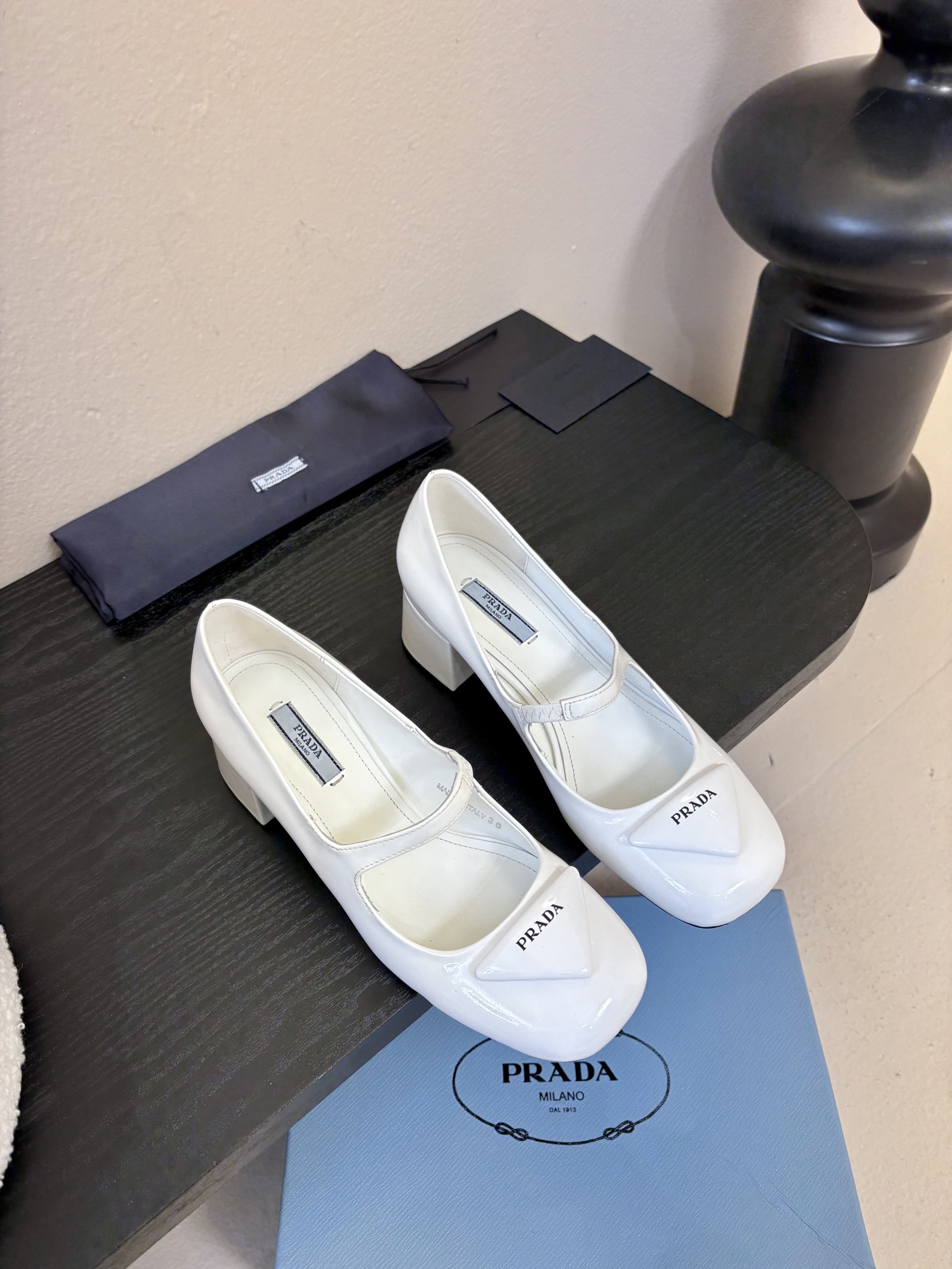 NO:694109,PRADA/Prada classic triangular logo single shoe series. The simple design is probably the most popular thing about it. It is not the kind that is found on the street. It has its own brand personality. The fabric is made of calf patent leather. The lining is mixed sheepskin. Italian imported cowhide outsole Size35-39 (4041/customized), single shoes, prada, prada, cowhide, sheepskin19860909PRADA/普拉达 经典款 三角标单鞋系列 简单的设计大概就是它最让人喜欢的点 不是烂大街的那种 很有自己的品牌个性 面料采用小牛漆皮 内里垫脚混种羊皮 意大利进口牛皮大底 Size35-39（4041/定制）,单鞋,prada,prada,cowhide,sheepskin,Women's Shoes