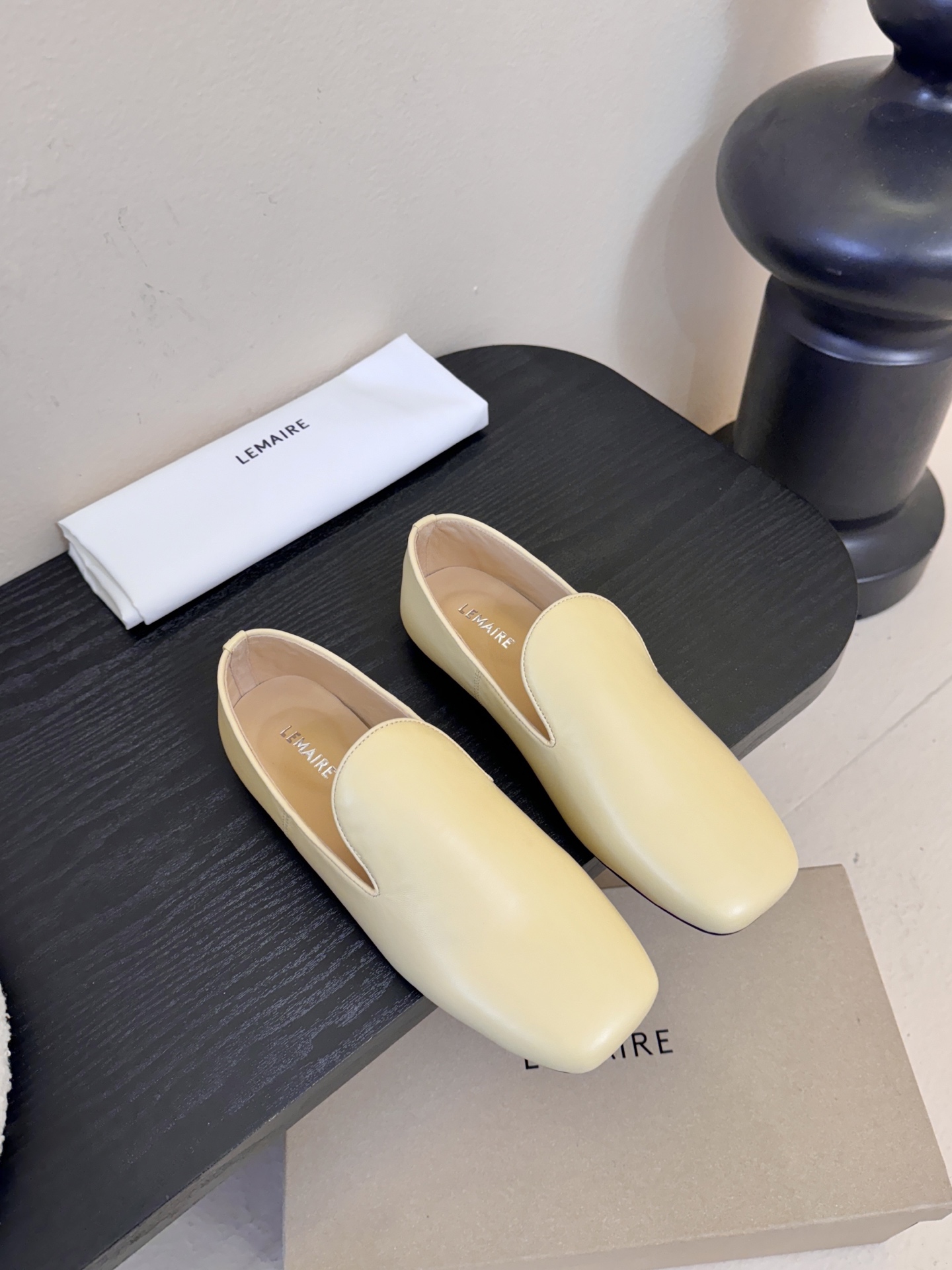 Lemair*26ss早春新款方头乐福鞋平底鞋休闲鞋鞋身无多余装饰，仅通过一体成型的鞋面剪裁和极简包边工