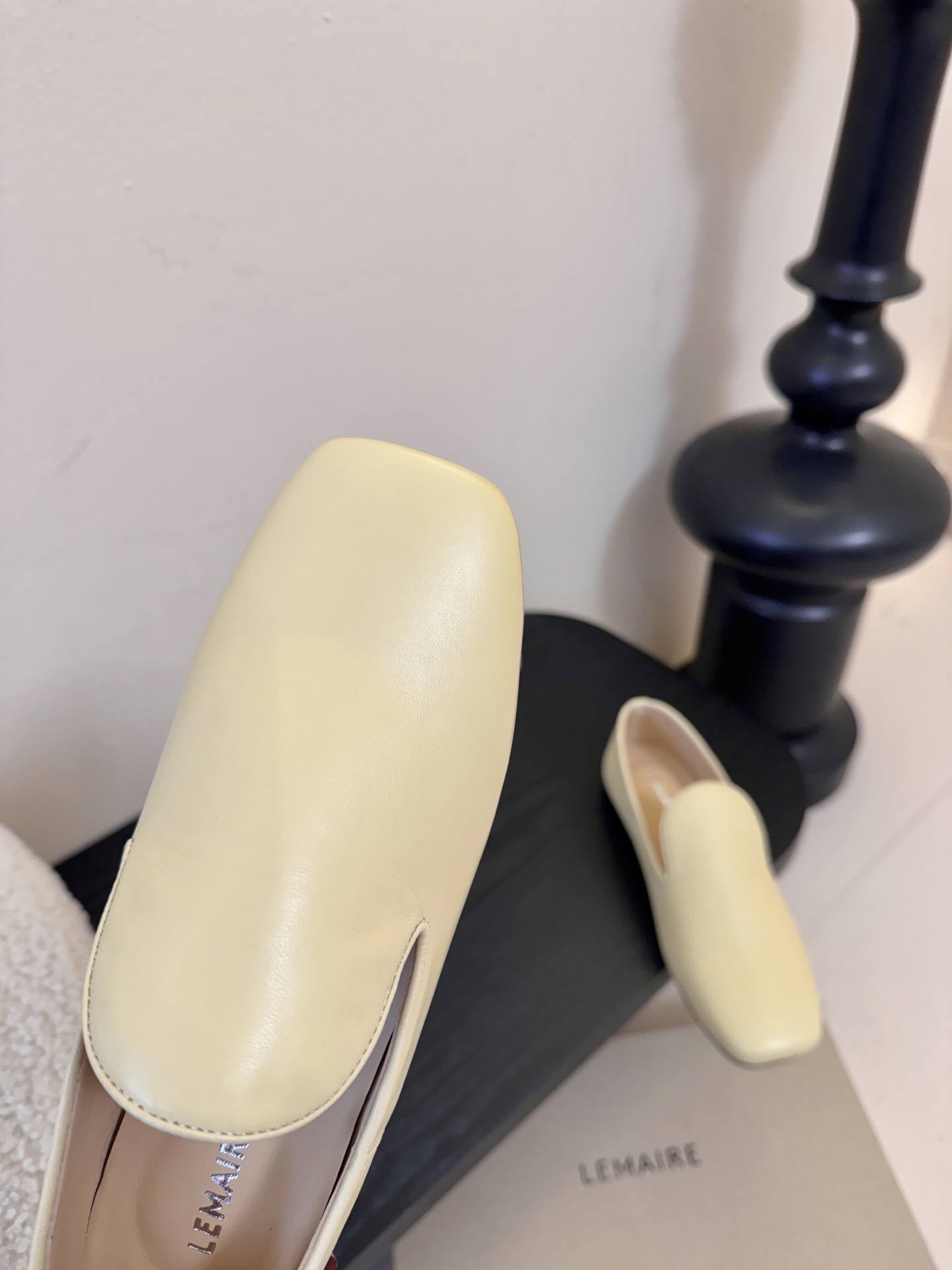 Lemair*26ss早春新款方头乐福鞋平底鞋休闲鞋鞋身无多余装饰，仅通过一体成型的鞋面剪裁和极简包边工