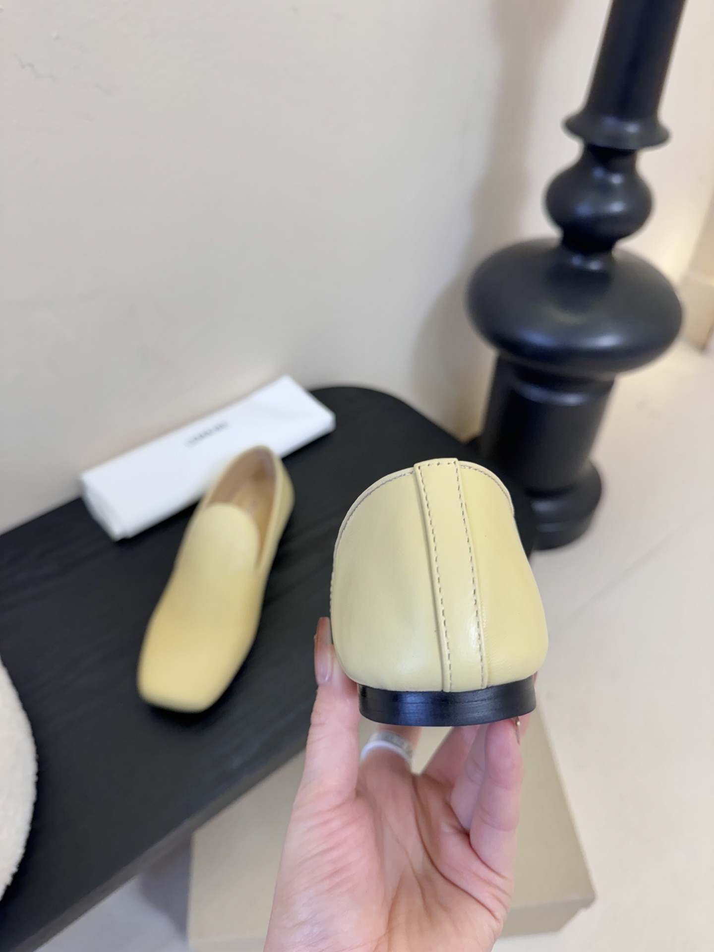 Lemair*26ss早春新款方头乐福鞋平底鞋休闲鞋鞋身无多余装饰，仅通过一体成型的鞋面剪裁和极简包边工