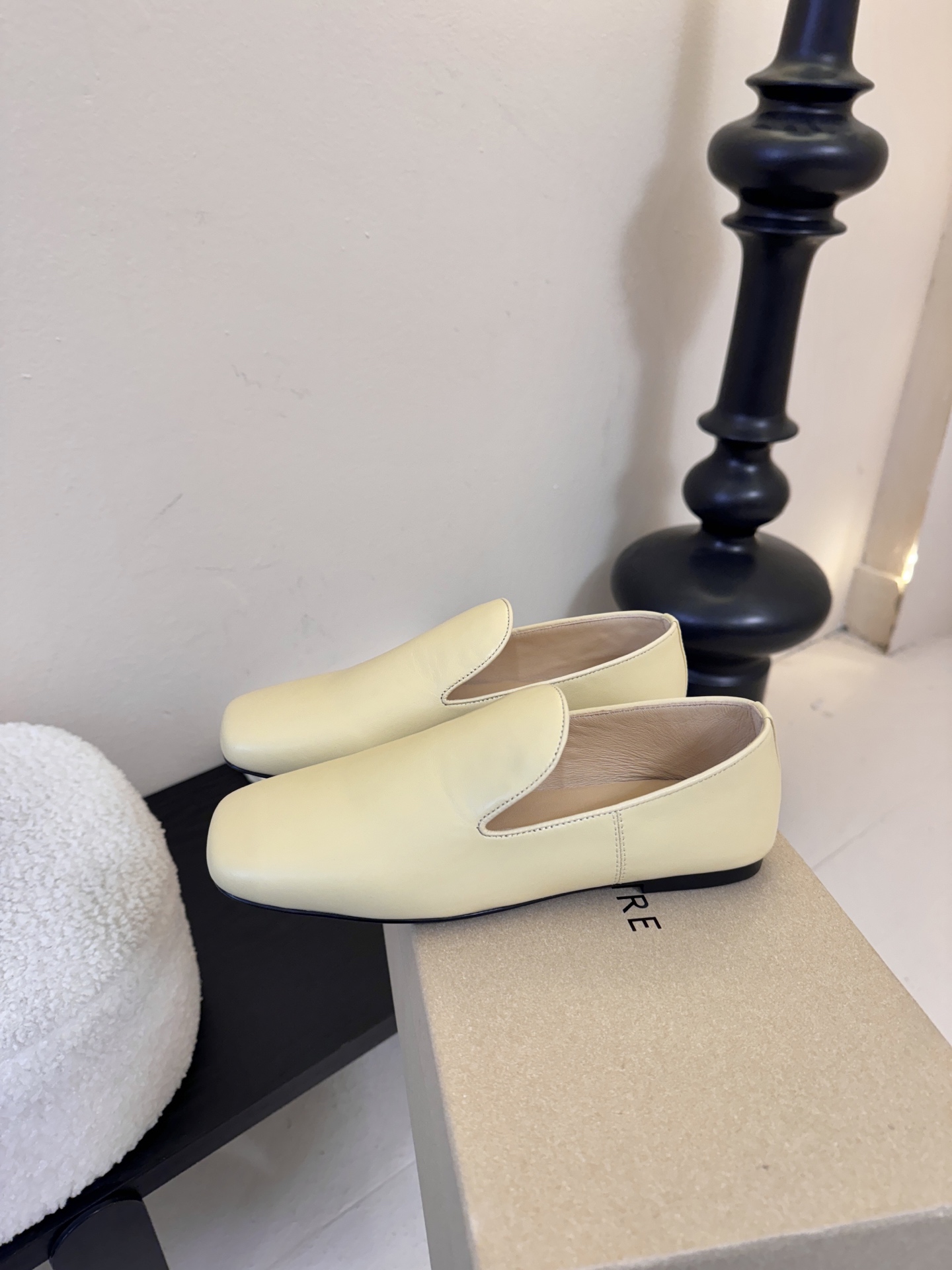 Lemair*26ss早春新款方头乐福鞋平底鞋休闲鞋鞋身无多余装饰，仅通过一体成型的鞋面剪裁和极简包边工