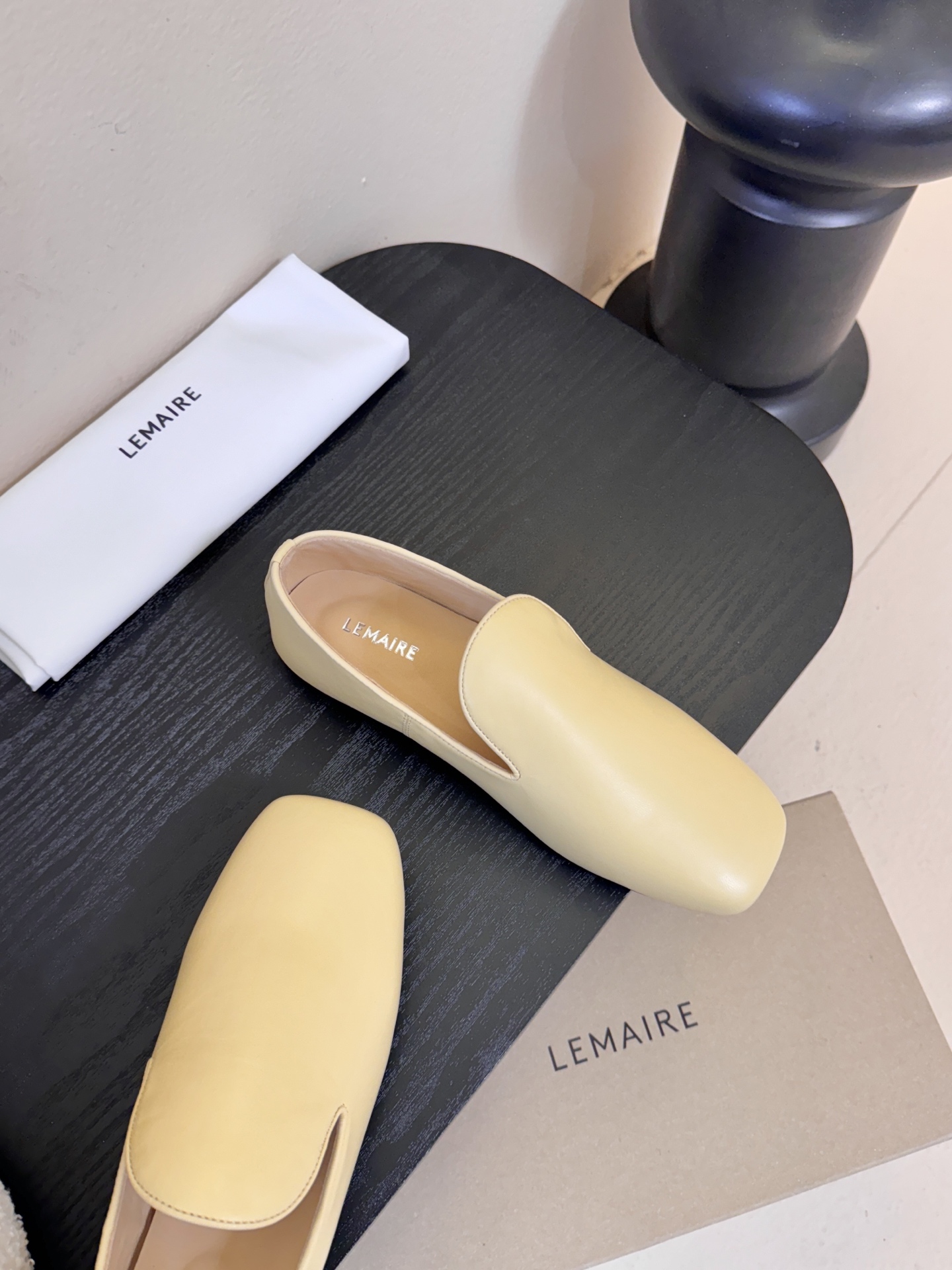 Lemair*26ss早春新款方头乐福鞋平底鞋休闲鞋鞋身无多余装饰，仅通过一体成型的鞋面剪裁和极简包边工