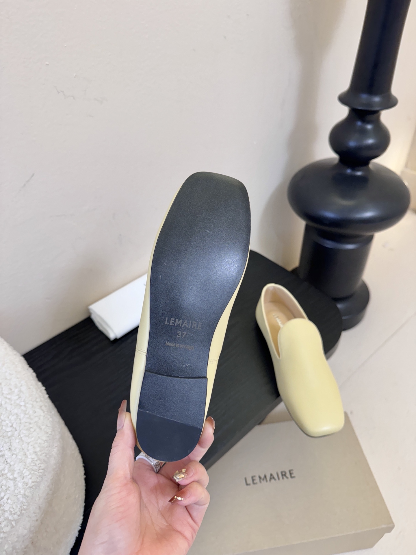 Lemair*26ss早春新款方头乐福鞋平底鞋休闲鞋鞋身无多余装饰，仅通过一体成型的鞋面剪裁和极简包边工