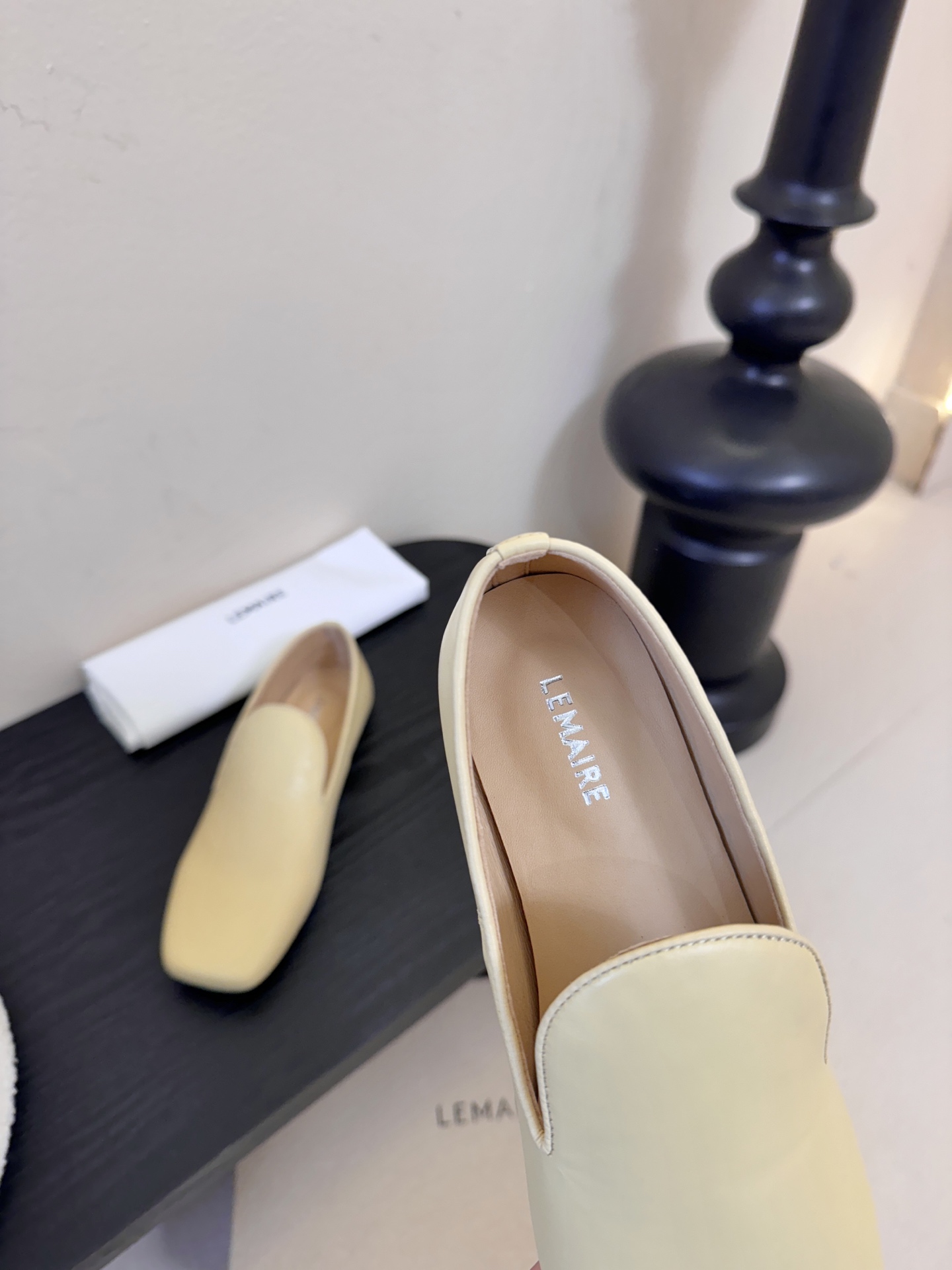 Lemair*26ss早春新款方头乐福鞋平底鞋休闲鞋鞋身无多余装饰，仅通过一体成型的鞋面剪裁和极简包边工