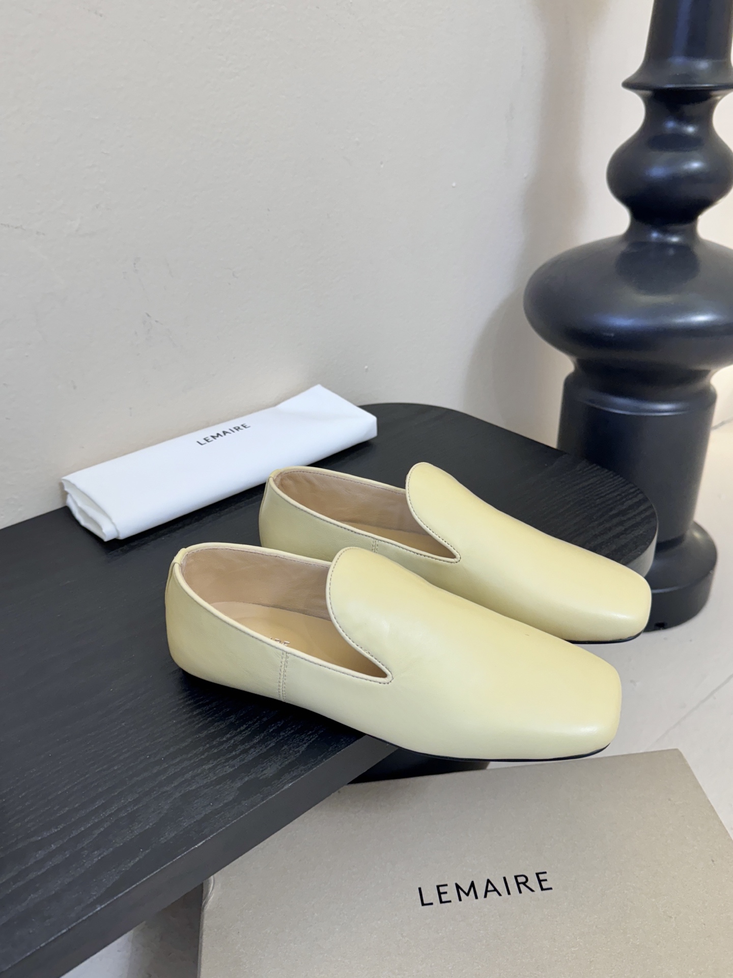 Lemair*26ss早春新款方头乐福鞋平底鞋休闲鞋鞋身无多余装饰，仅通过一体成型的鞋面剪裁和极简包边工