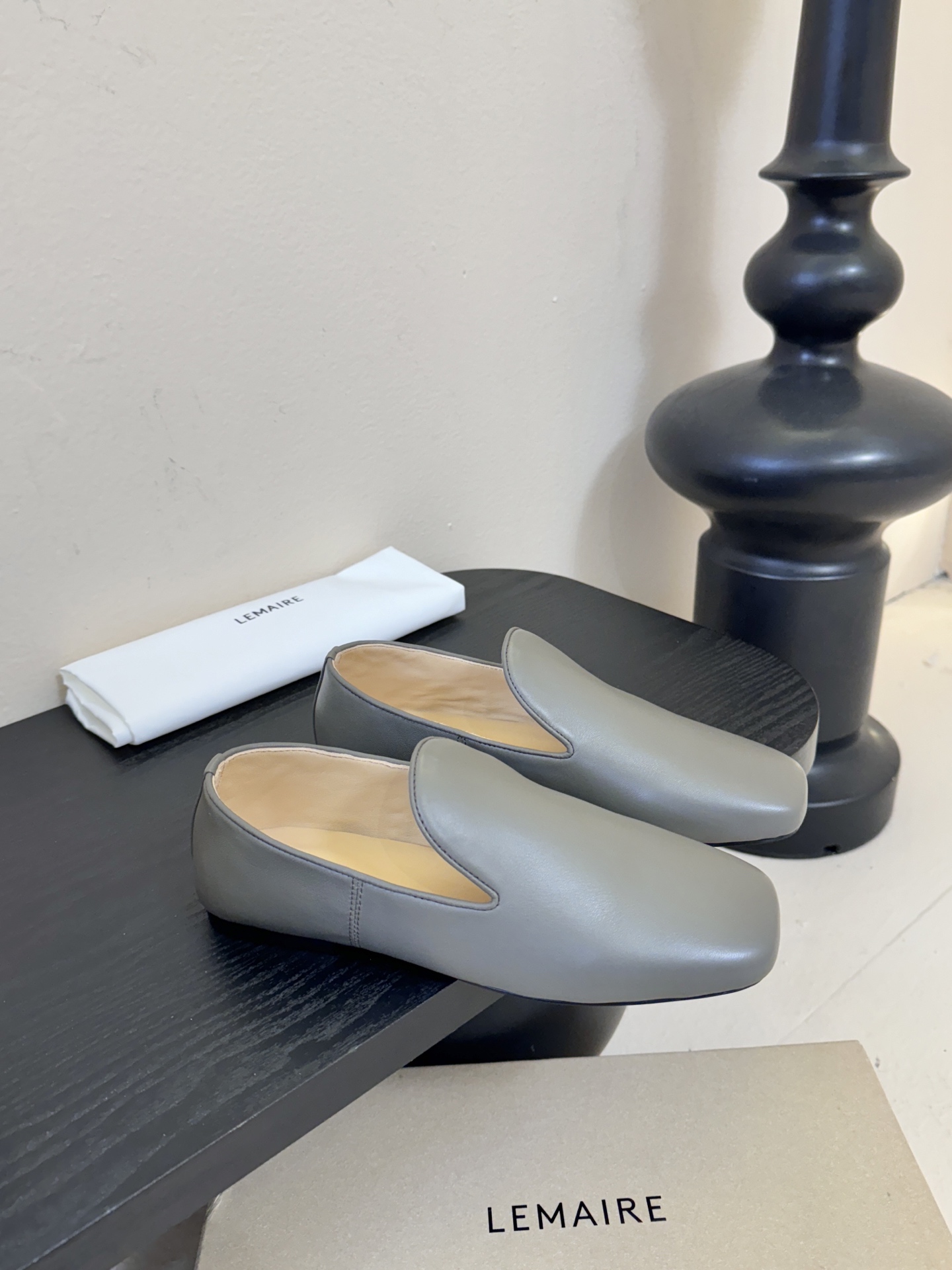 Lemair*26ss早春新款方头乐福鞋平底鞋休闲鞋鞋身无多余装饰，仅通过一体成型的鞋面剪裁和极简包边工