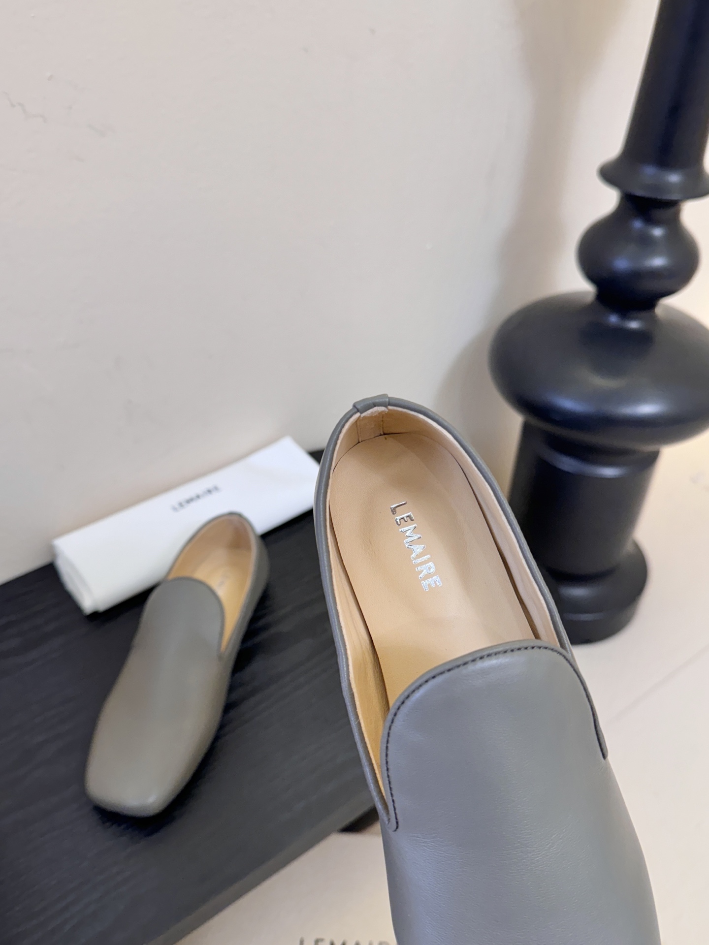 Lemair*26ss早春新款方头乐福鞋平底鞋休闲鞋鞋身无多余装饰，仅通过一体成型的鞋面剪裁和极简包边工