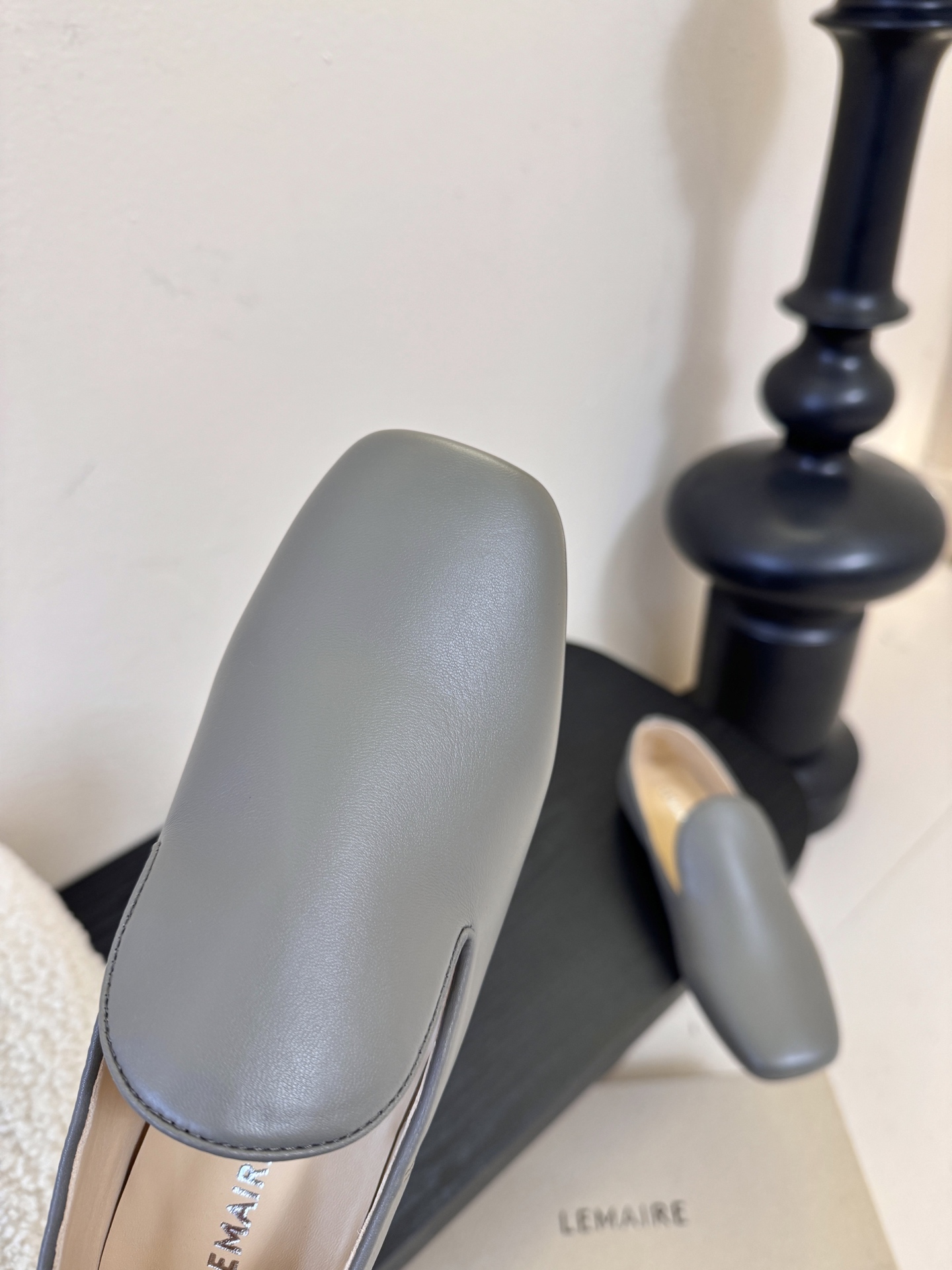 Lemair*26ss早春新款方头乐福鞋平底鞋休闲鞋鞋身无多余装饰，仅通过一体成型的鞋面剪裁和极简包边工