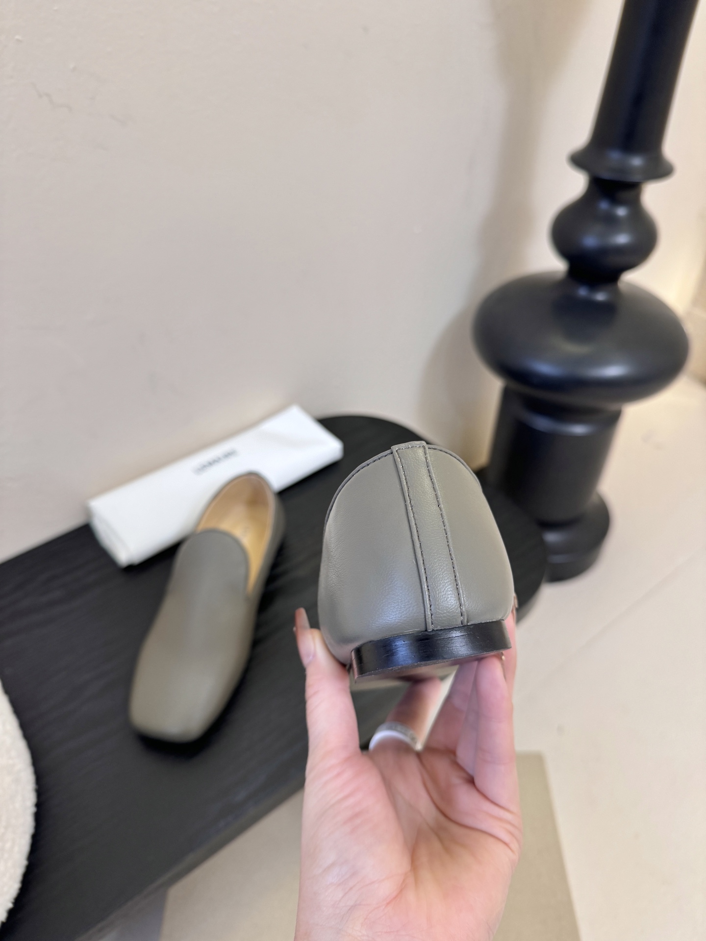 Lemair*26ss早春新款方头乐福鞋平底鞋休闲鞋鞋身无多余装饰，仅通过一体成型的鞋面剪裁和极简包边工